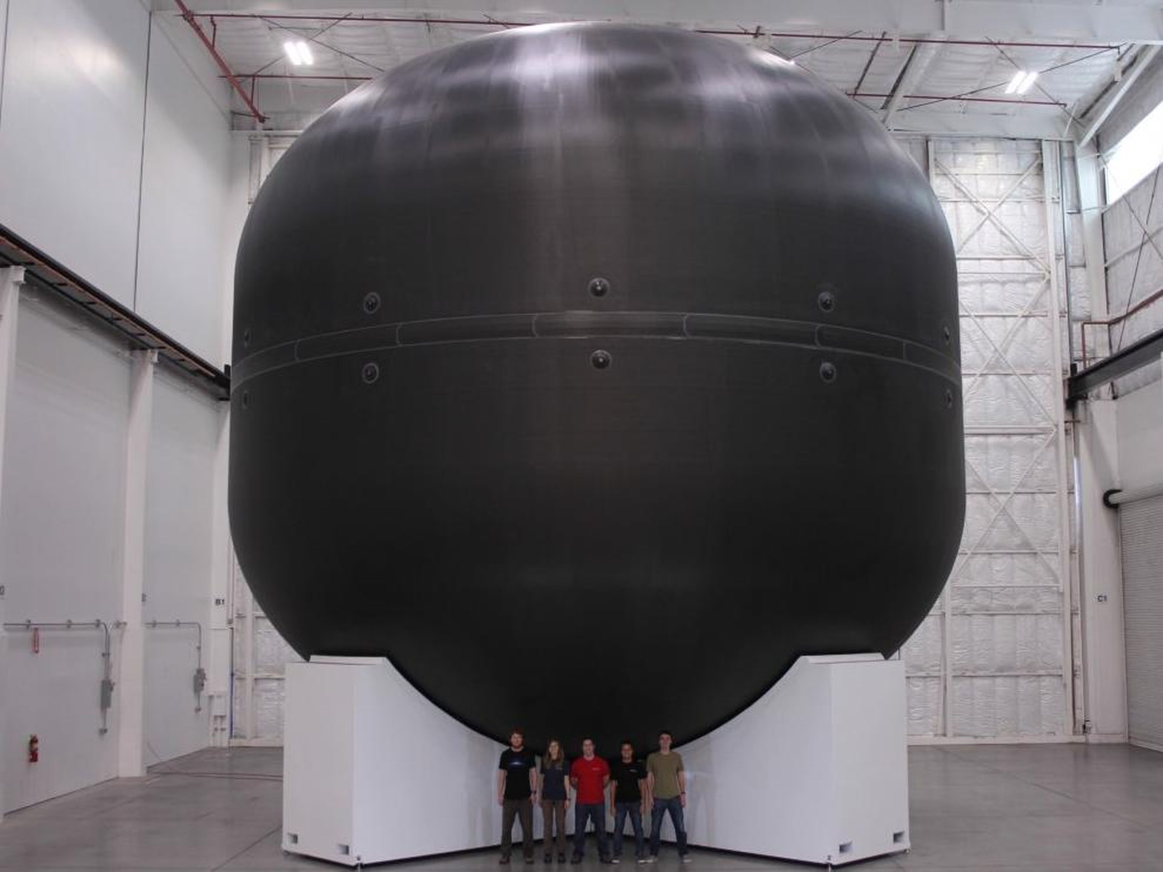 Un tanque de fibra de carbono de 12 metros de diámetro que SpaceX fabricó en 2016.