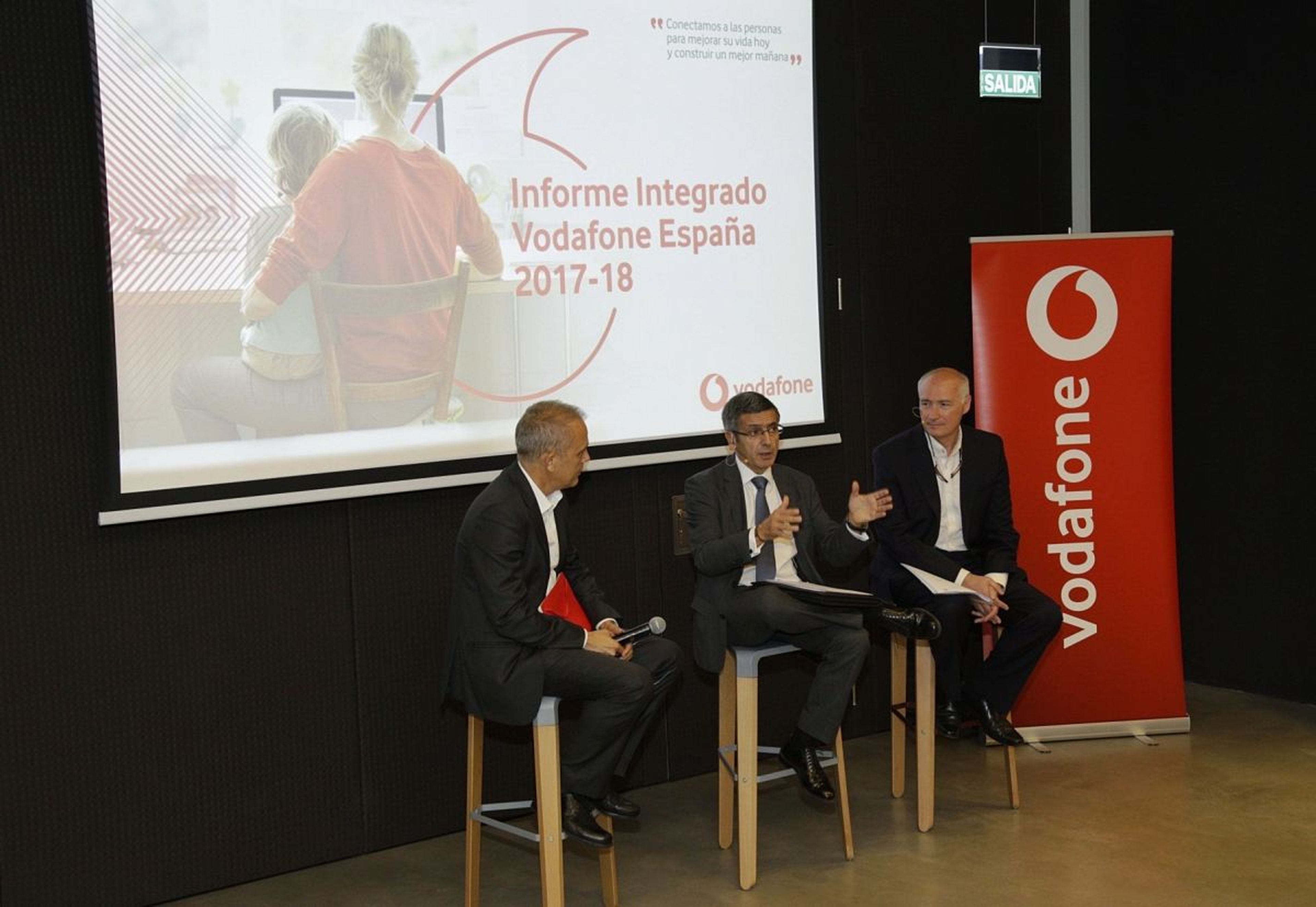 En el centro de la imagen, el presidente de Vodafone España, Francisco Román