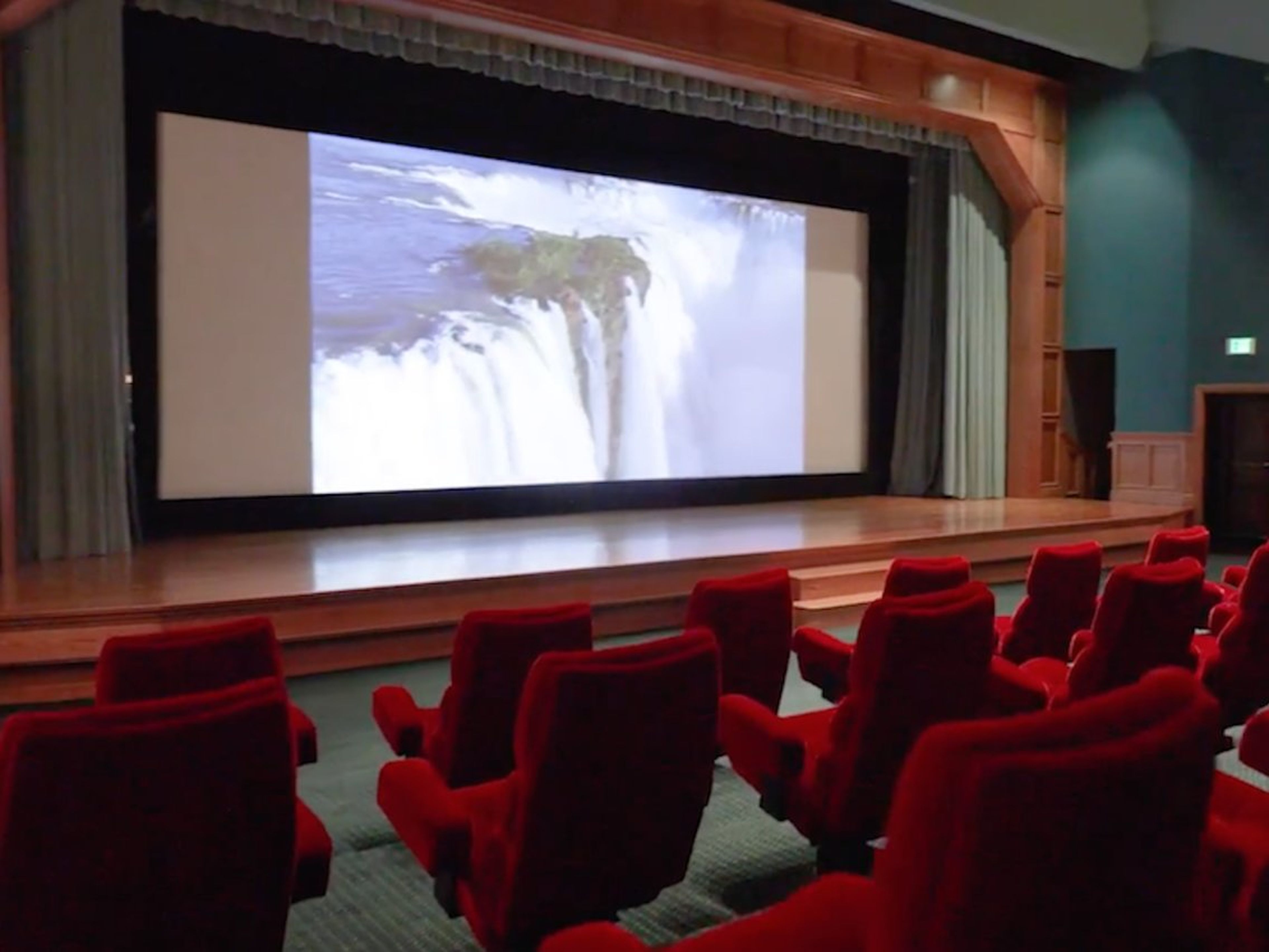 El cine de 50 asientos tiene sistema de proyección y sonido de nivel de teatro, un balcón de observación privado y un escenario con puertas trampa