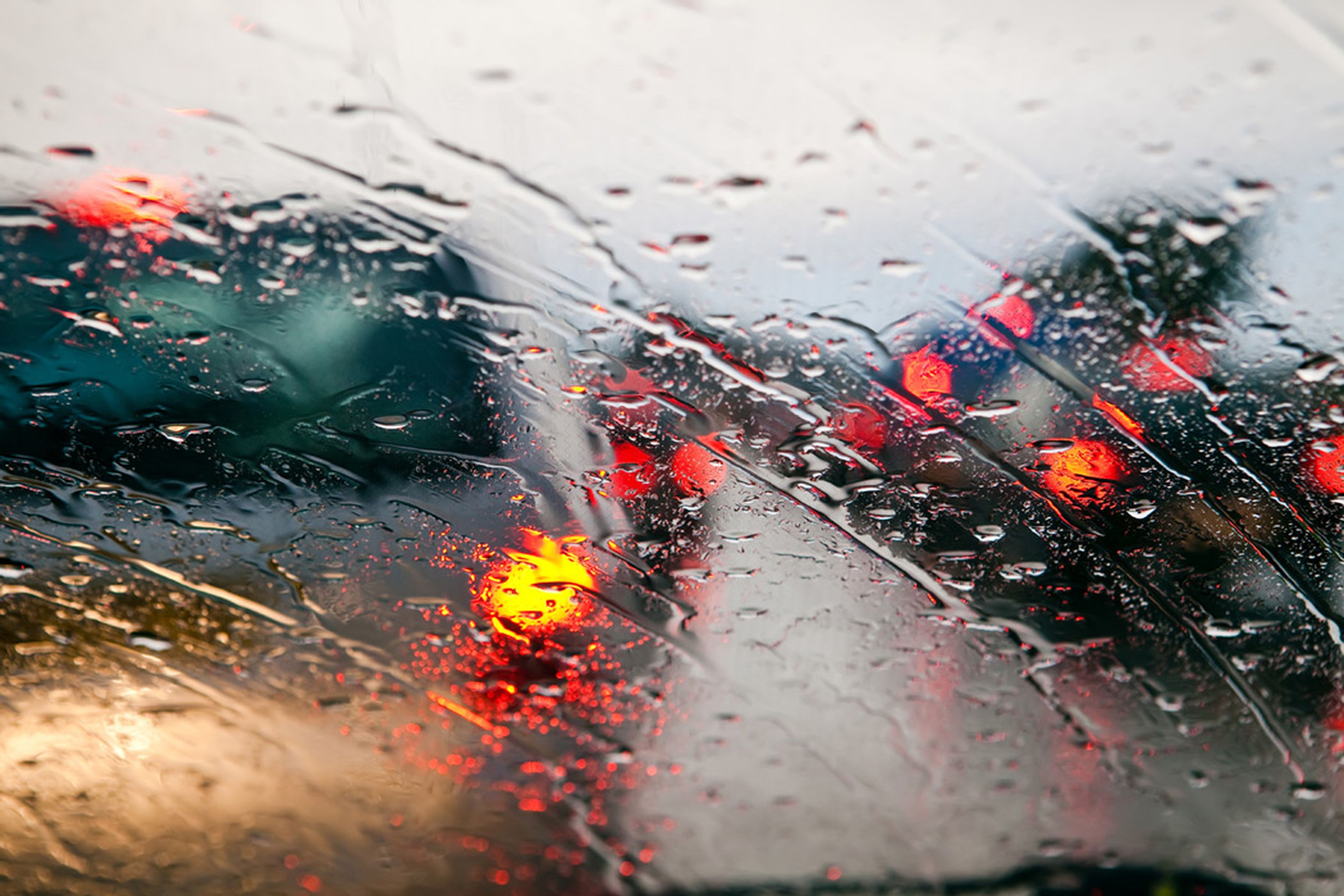Кипящий дождь. Капли на стекле. Дождь на стекле машины. Мокрое стекло автомобиля. Капли на стекле машины.