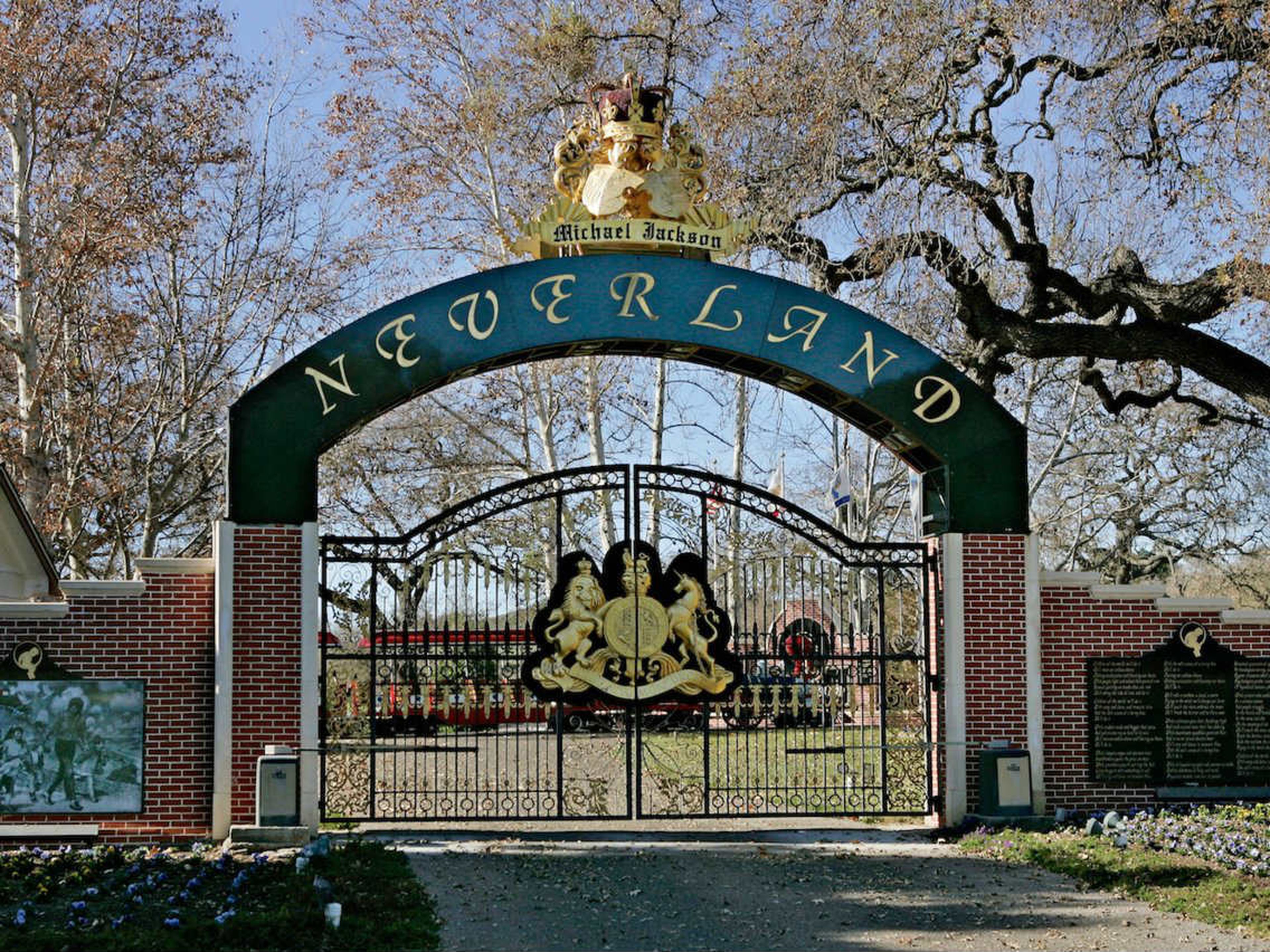 Después de incumplir el pago de un préstamo, Jackson ingresó a Neverland en un acuerdo de propiedad con la firma de inversión privada Colony Capital por 23 millones de dólares