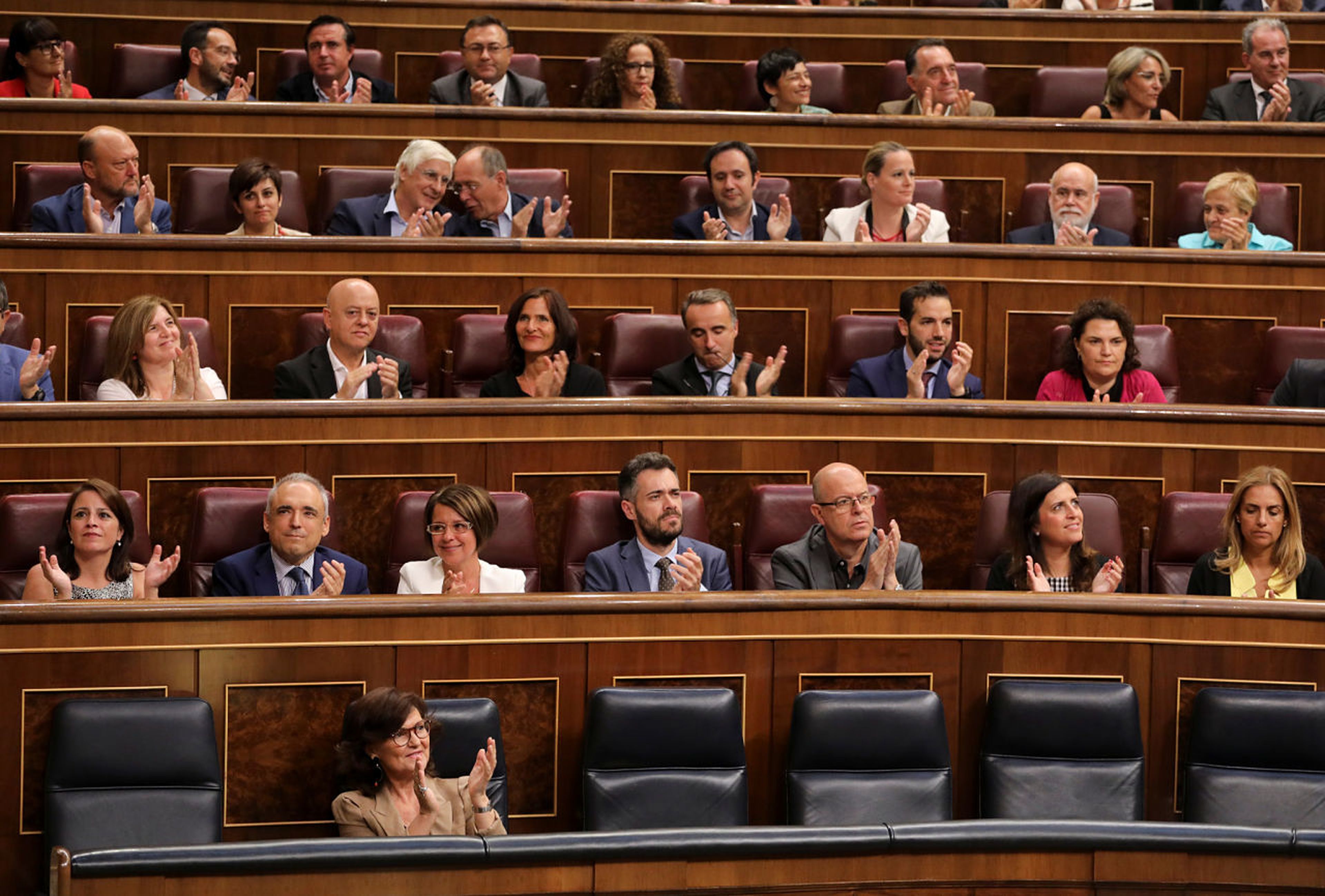 Los diputados socialistas aplauden en el Congreso una intervención de Pedro Sánchez
