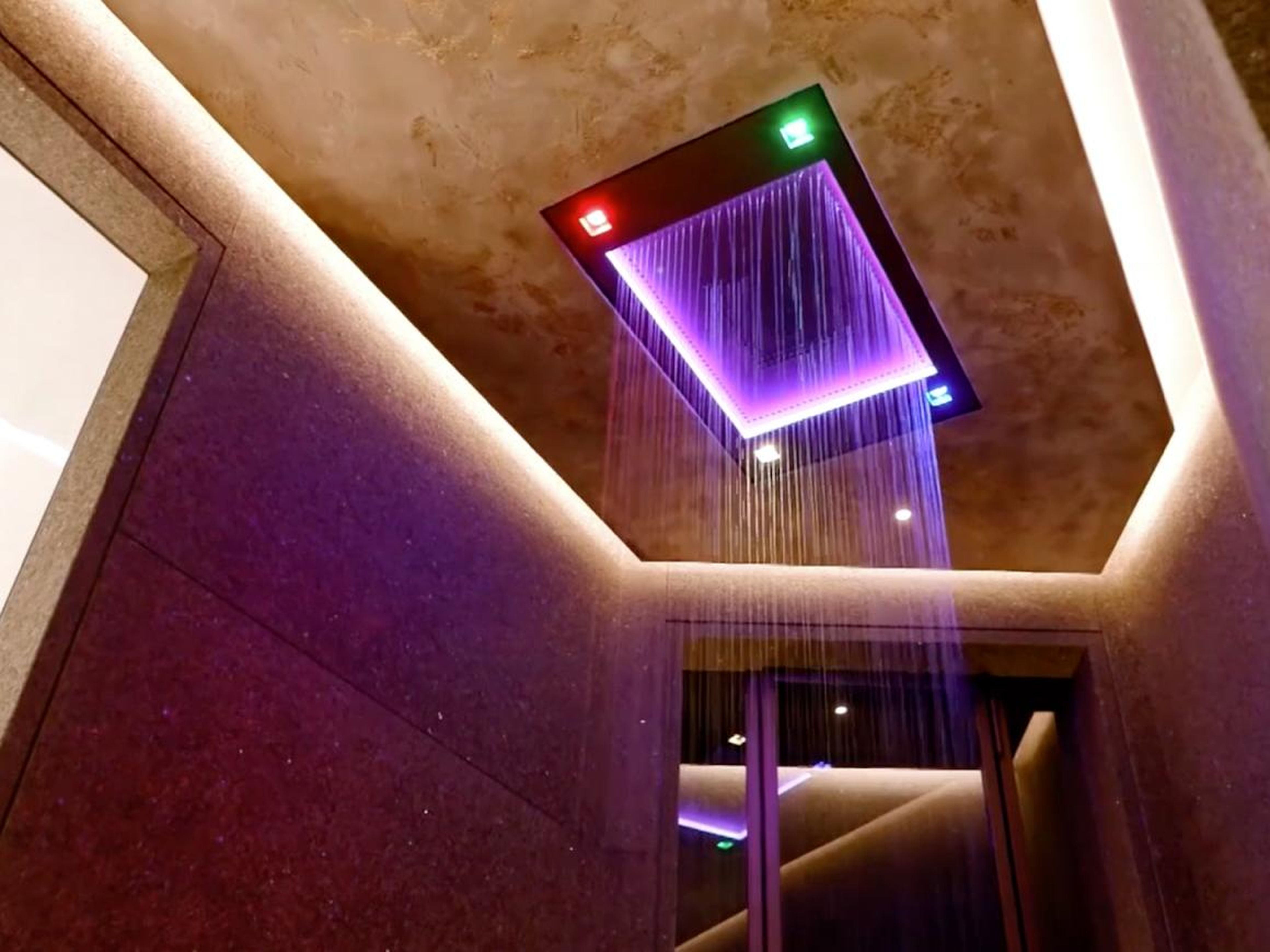 ...al igual que una ducha de alta tecnología equipada con controles que pueden cambiar la iluminación y los esquemas de color