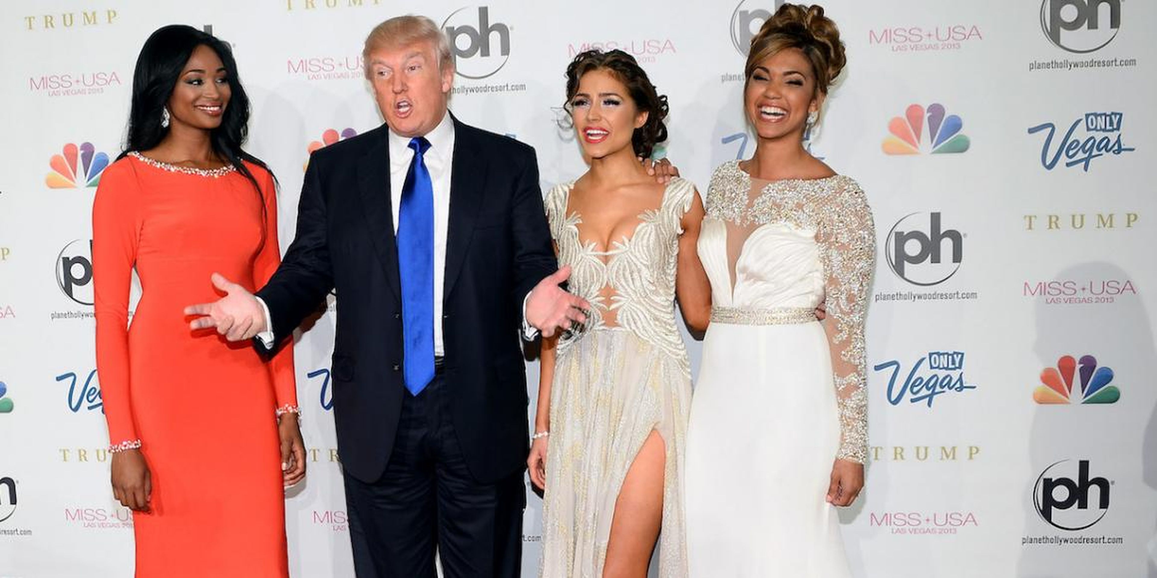 Donald Trump con las ganadoras de Miss Universo, Miss Teen USA y Miss USA de 2012.