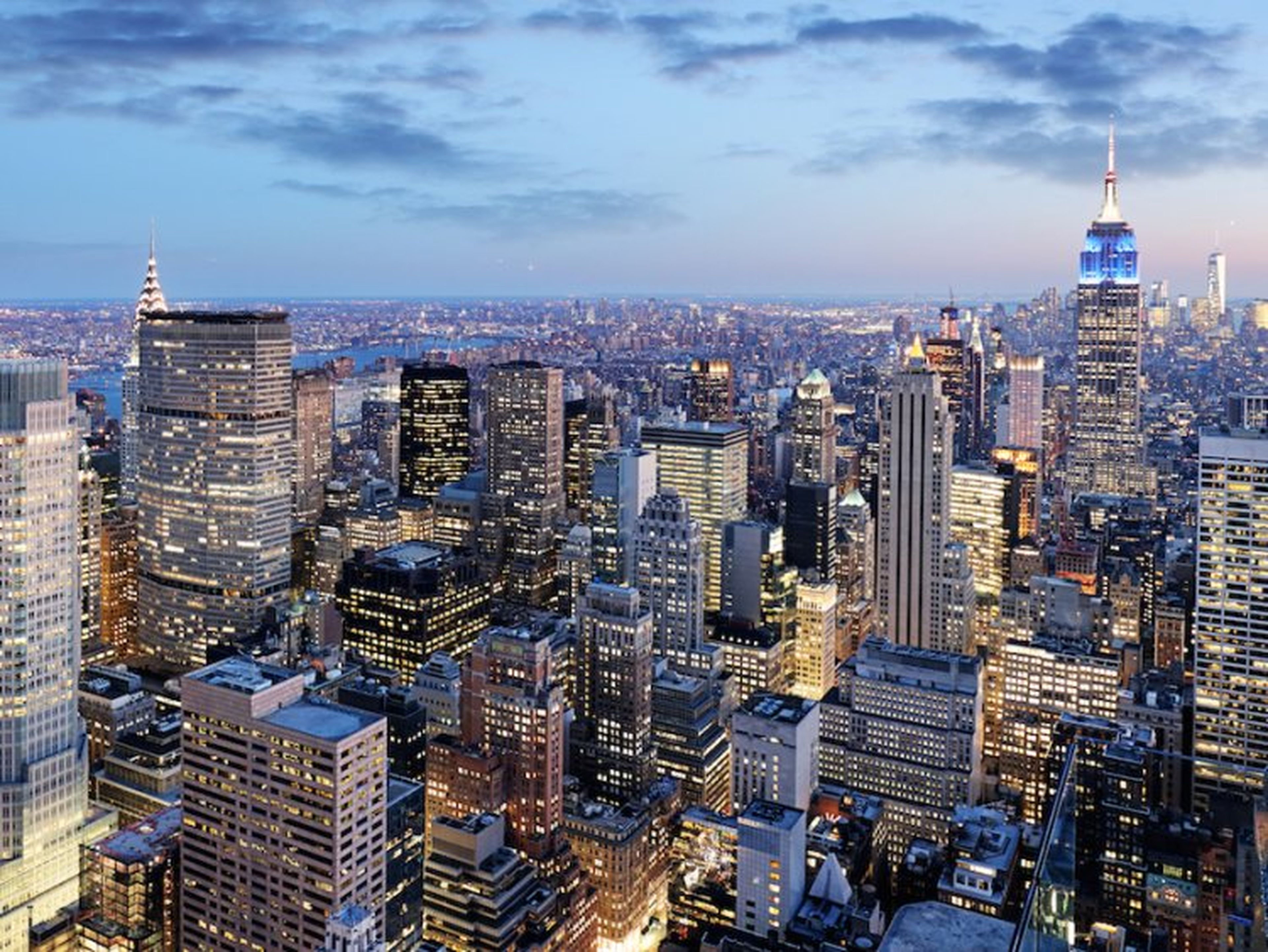 La ciudad de Nueva York es la ciudad más poblada de los Estados Unidos —tenía una población de aproximadamente 8.622.698 personas en 2017.
