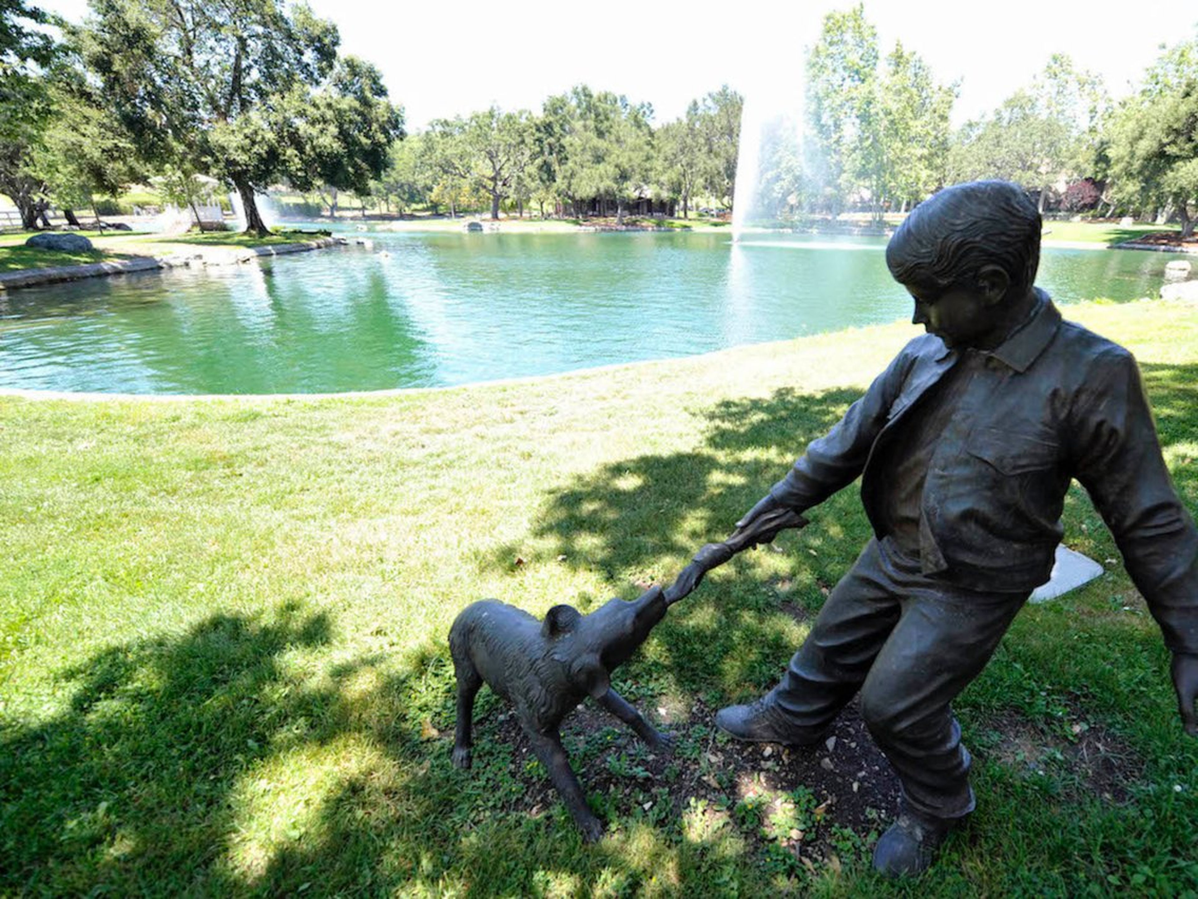 Esta estatua de bronce domina el lago en el camino a la casa principal