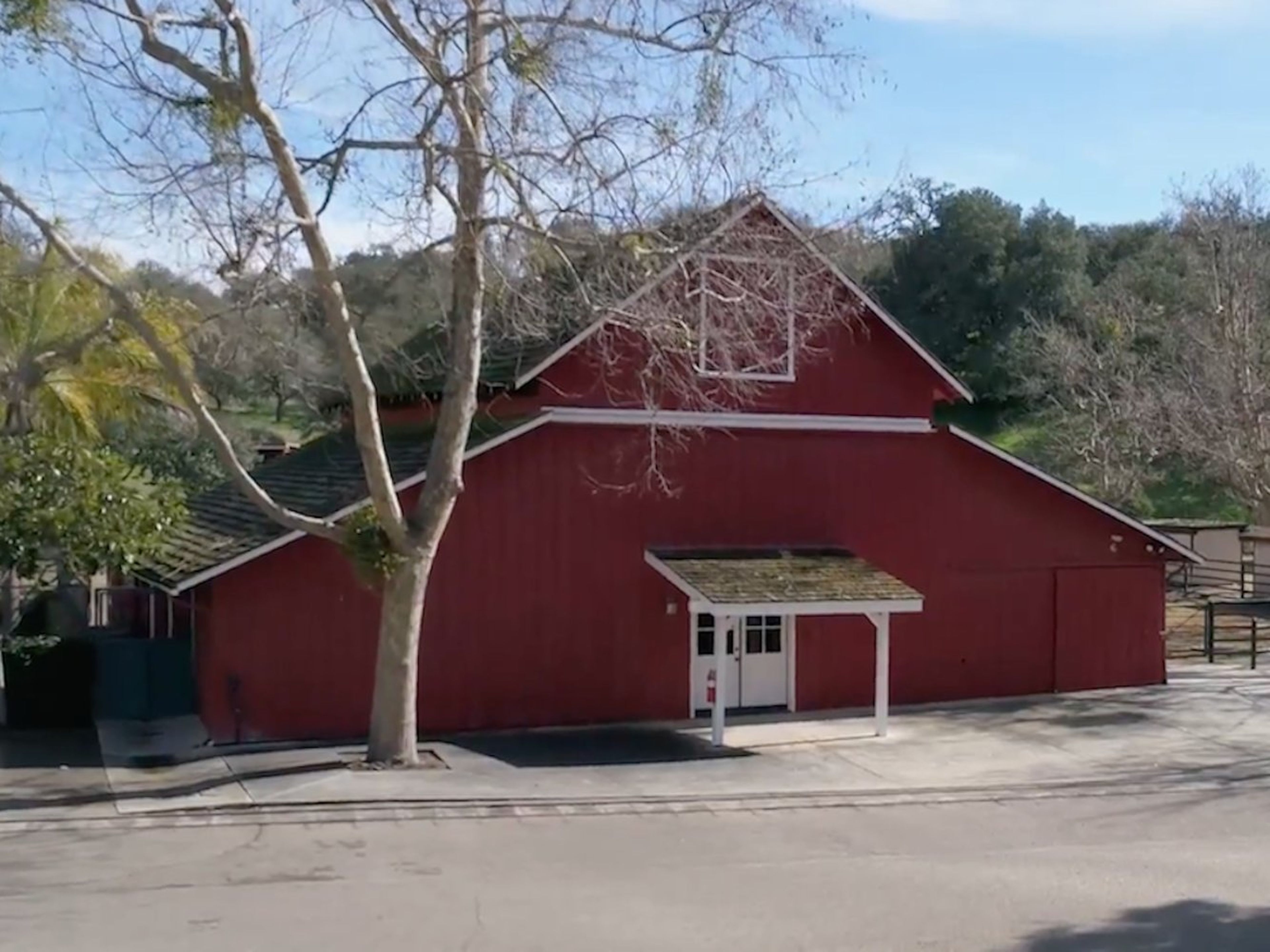 Este granero rojo grande fue construido originalmente para Clydesdales, y el rancho es perfecto para cualquier persona que quiera tener caballos