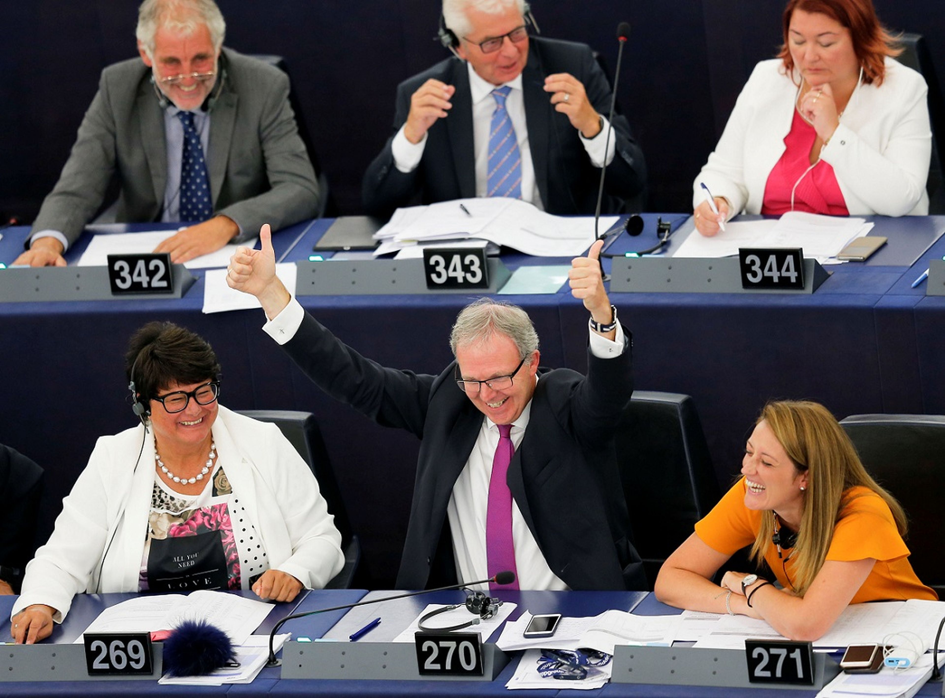 El eurodiputado del Partido Popular Europeo Axel Voss celebra la aprobación de la normativa.