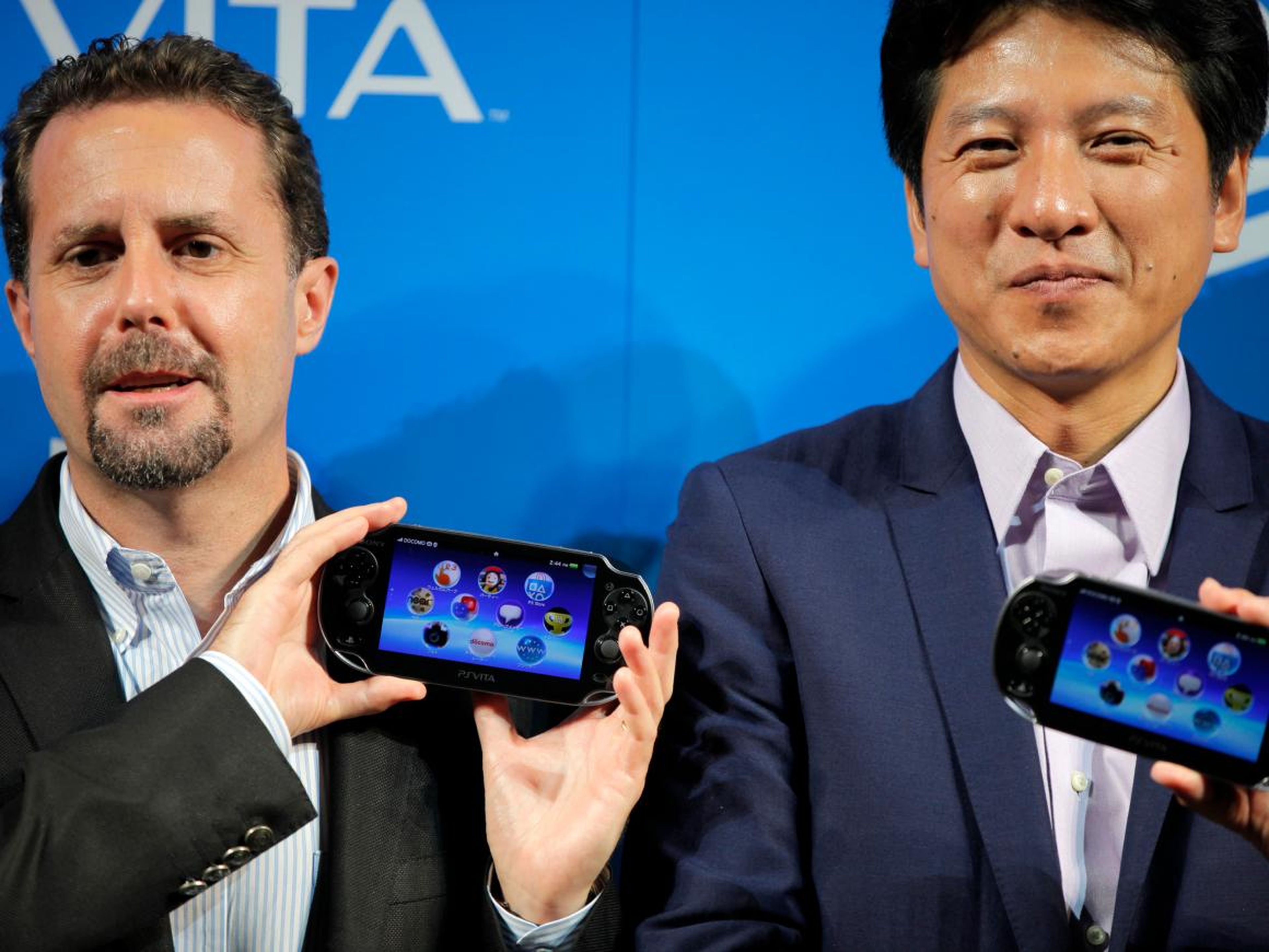 El ex CEO del Grupo Sony Computer Entertainment Inc. (SCE), Andrew House, izquierda, y el presidente de SCE Japan, Hiroshi Kawano, presentaron la PlayStation Vita durante una conferencia de prensa en Tokio el 14 de septiembre de 2011.