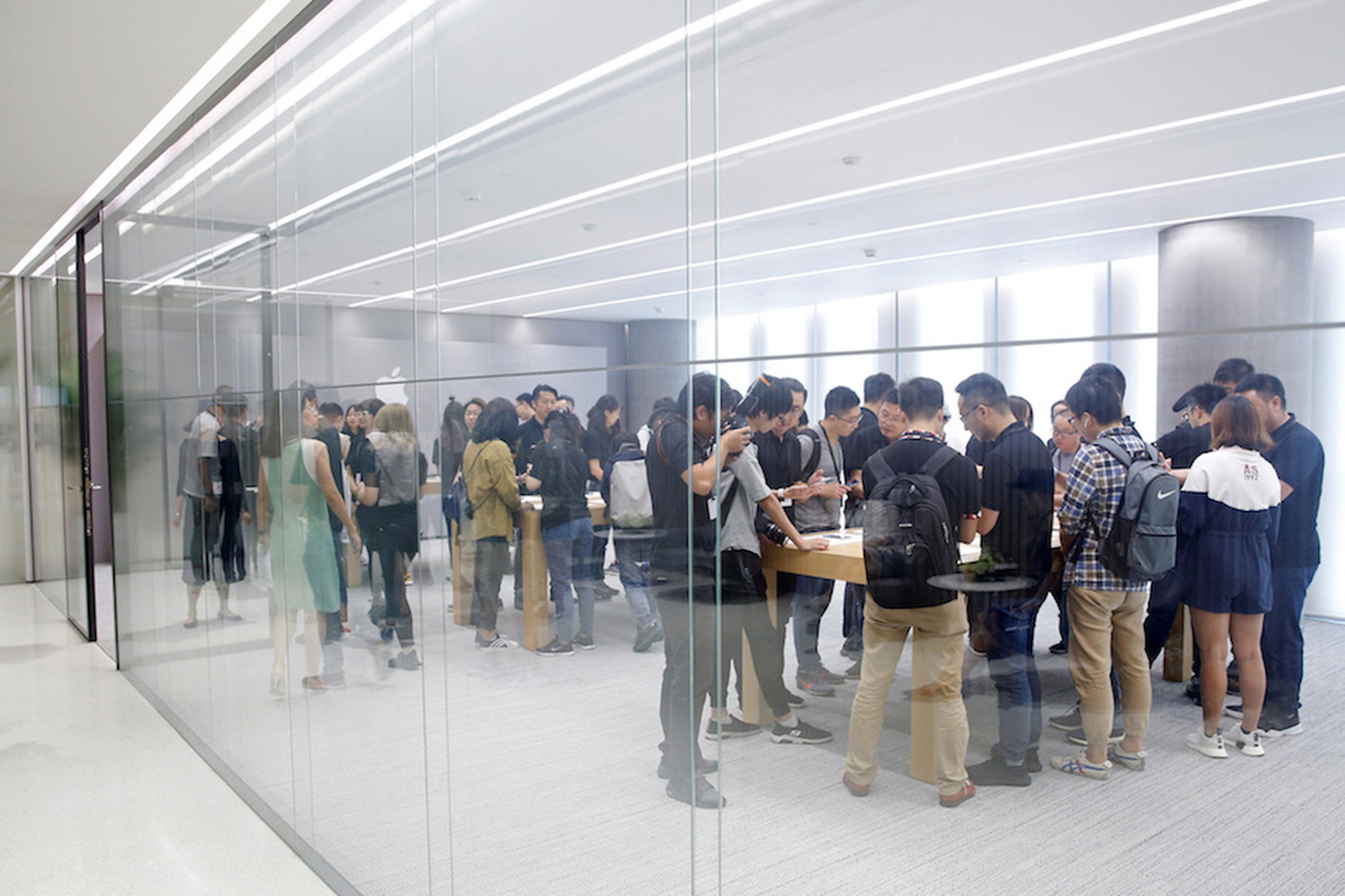 Gente en el interior de una Apple Store en Shanghai, China