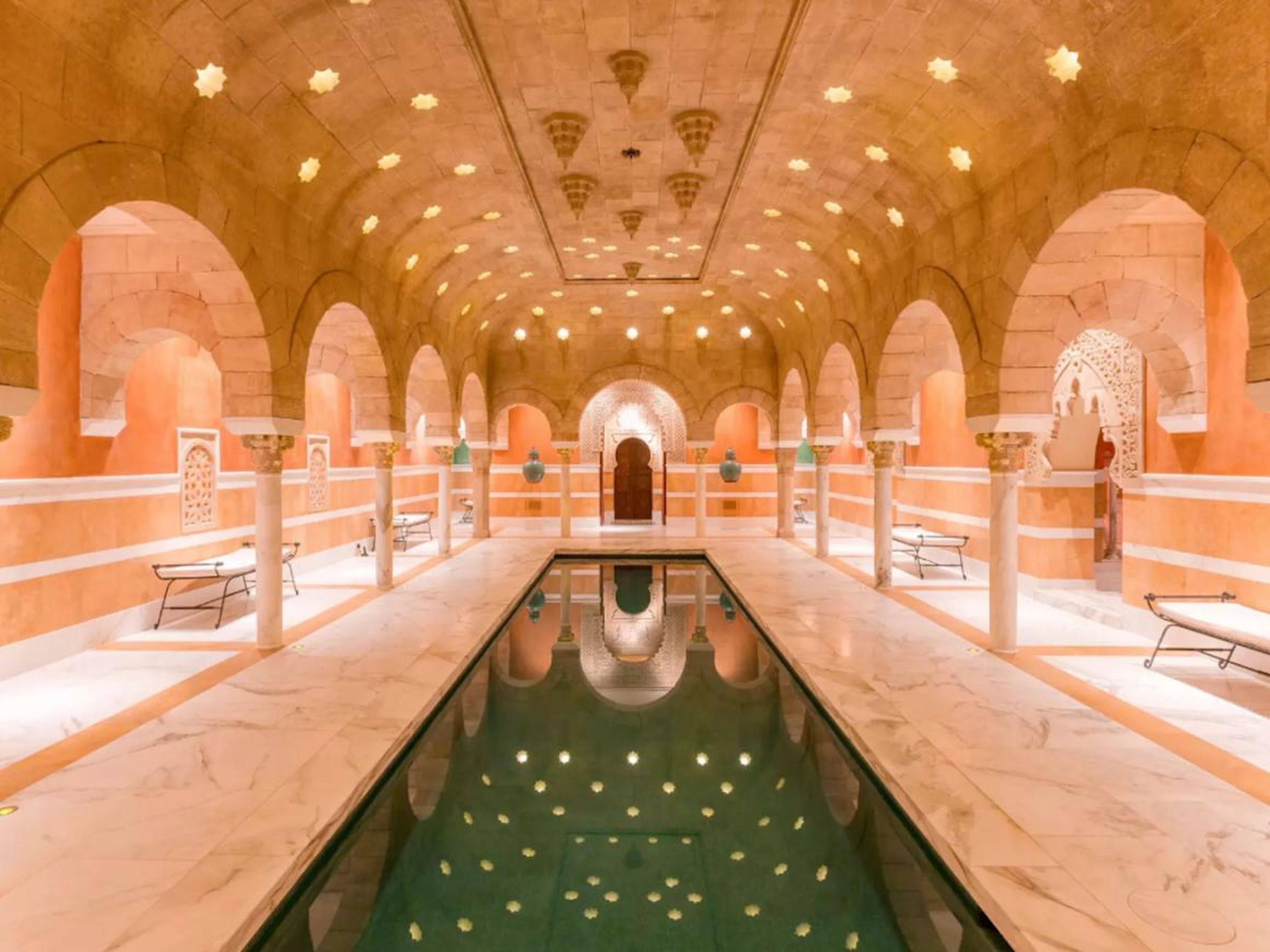 Un Hamam, un spa tradicional morisco, se encuentra bajo tierra y es una de las dos piscinas del sitio. El interior está hecho a mano de mármol importado y piedra arenisca; las baldosas venecianas de oro de 24 quilates se alinean en el espacio