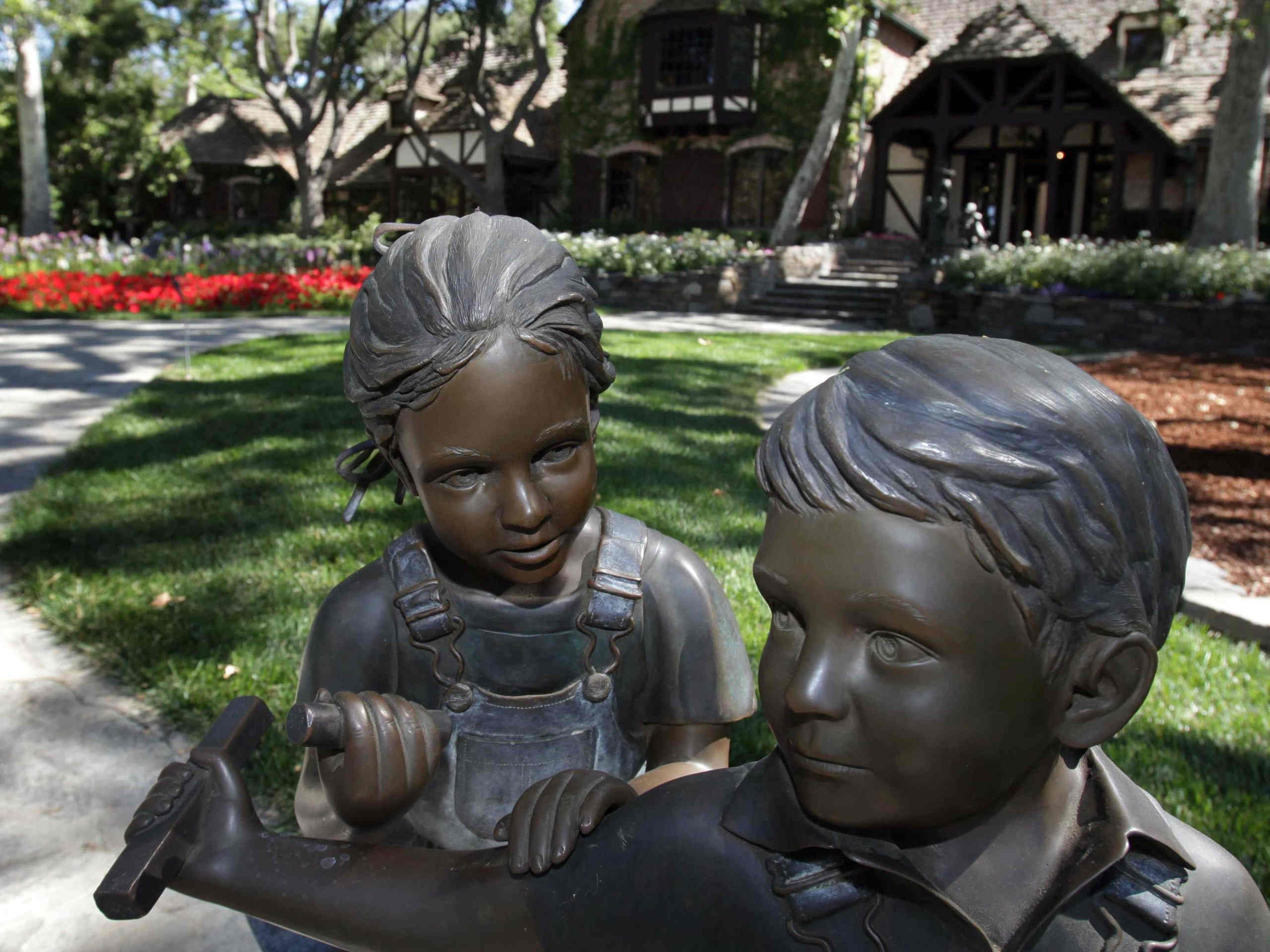 Hay muchas estatuas de bronce de niños en todos los terrenos