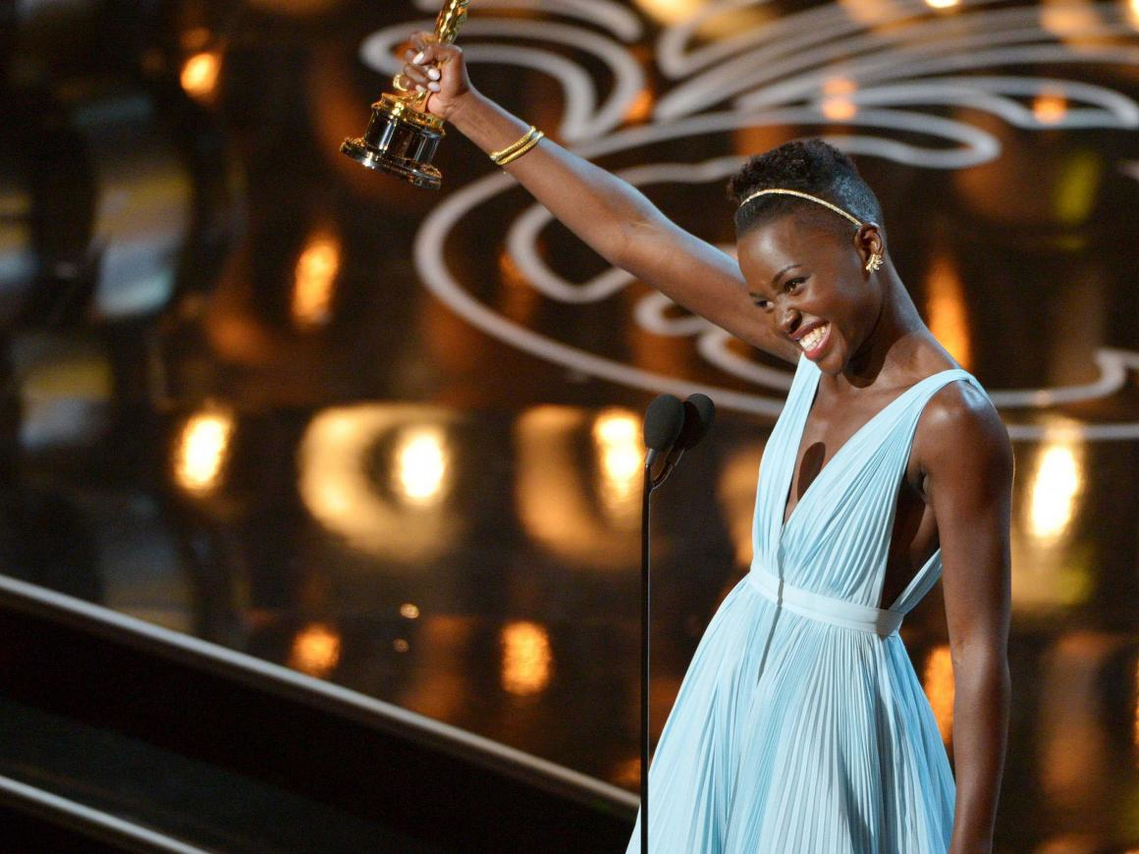 Lupita Nyong’o recoge el premio a la mejor actriz de reparto en el filme "12 años de esclavitud", en la ceremonia de los Oscars de 2014, en Los Ángeles.