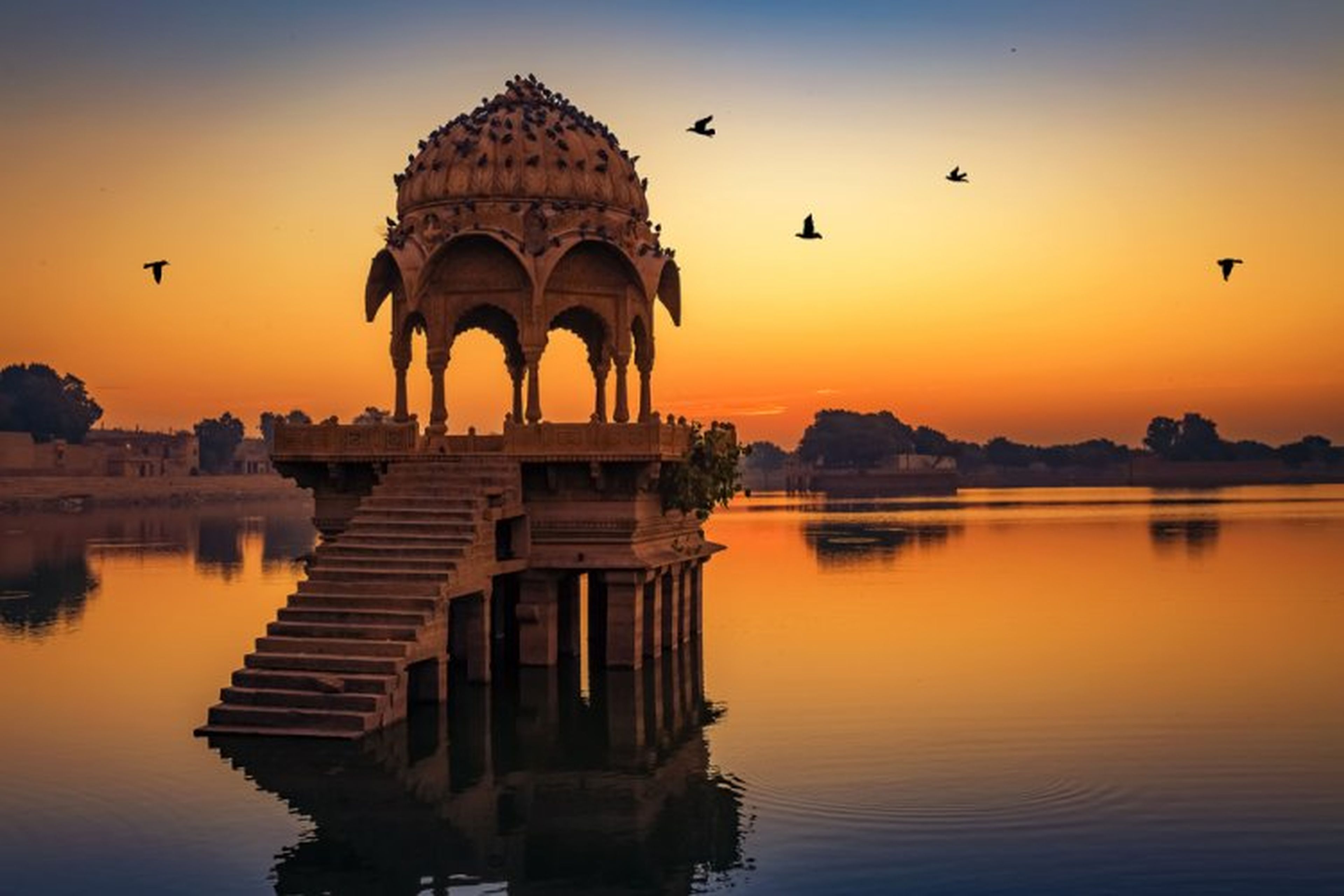 Ruinas del antiguo templo en el lago Gadi Sagar en Jaipur, India.