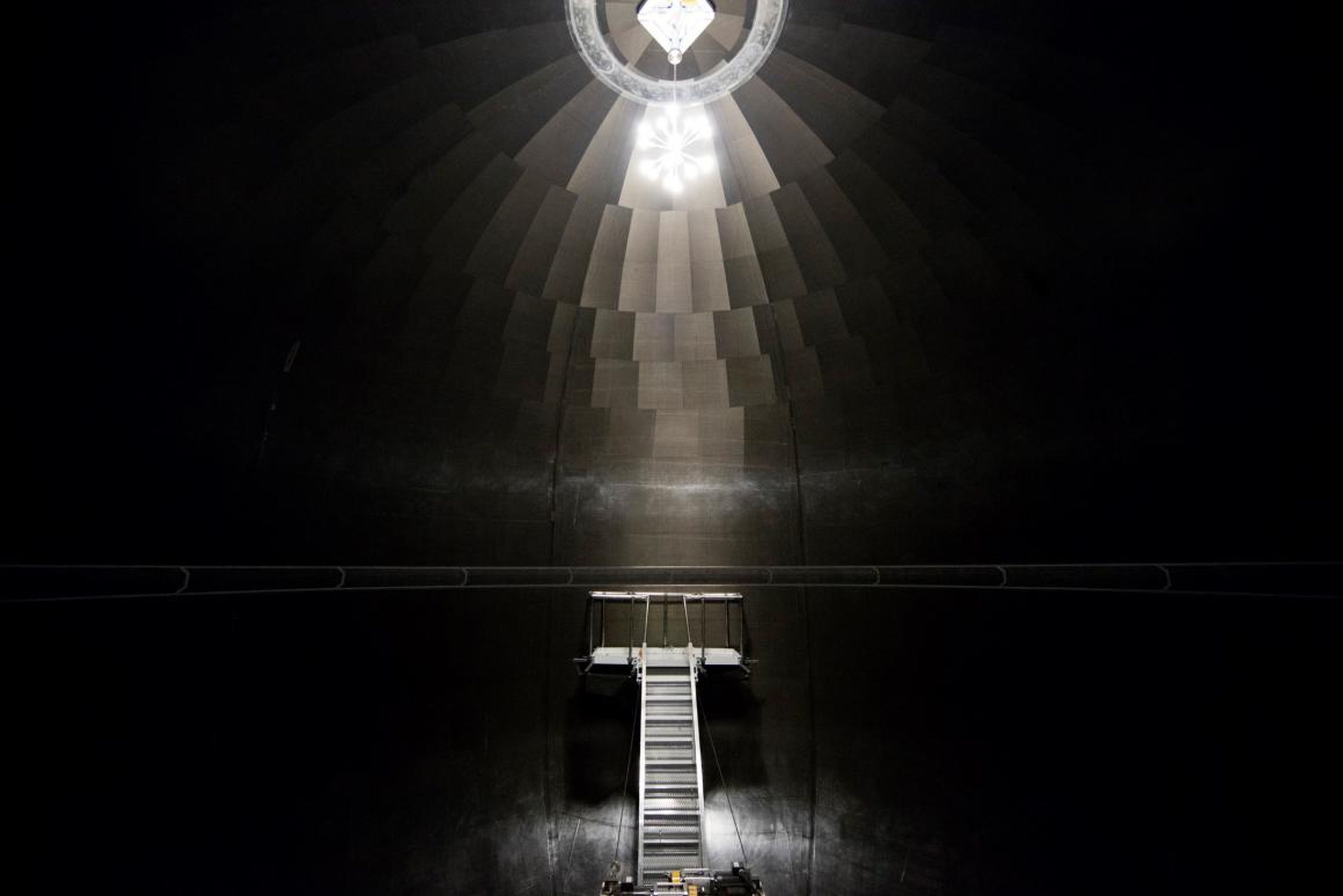 Interior del tanque gigante de fibra de carbono de SpaceX.