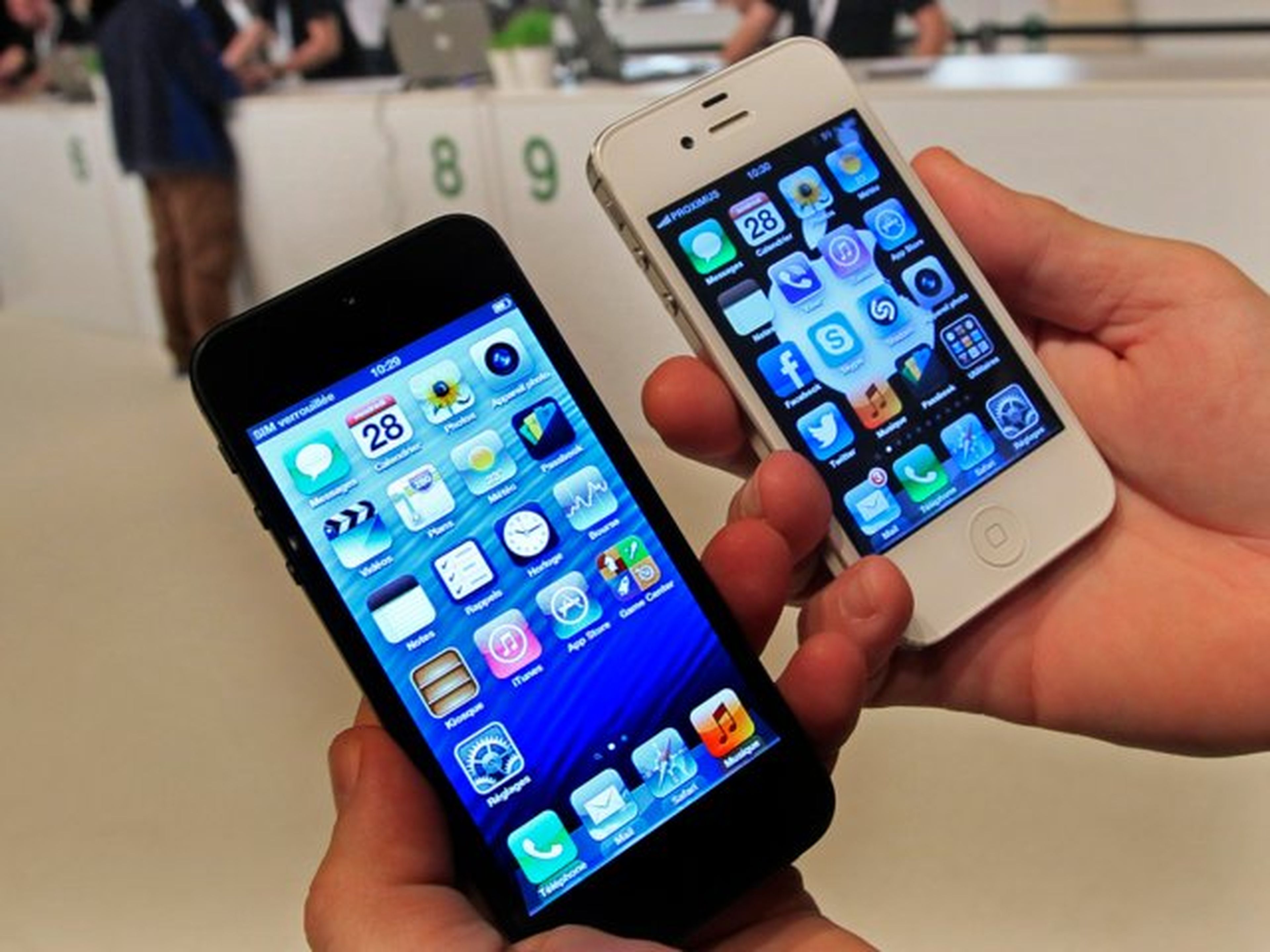 El iPhone 5 de 4 pulgadas a la izquierda y el iPhone 4 de 3,5 pulgadas a la derecha