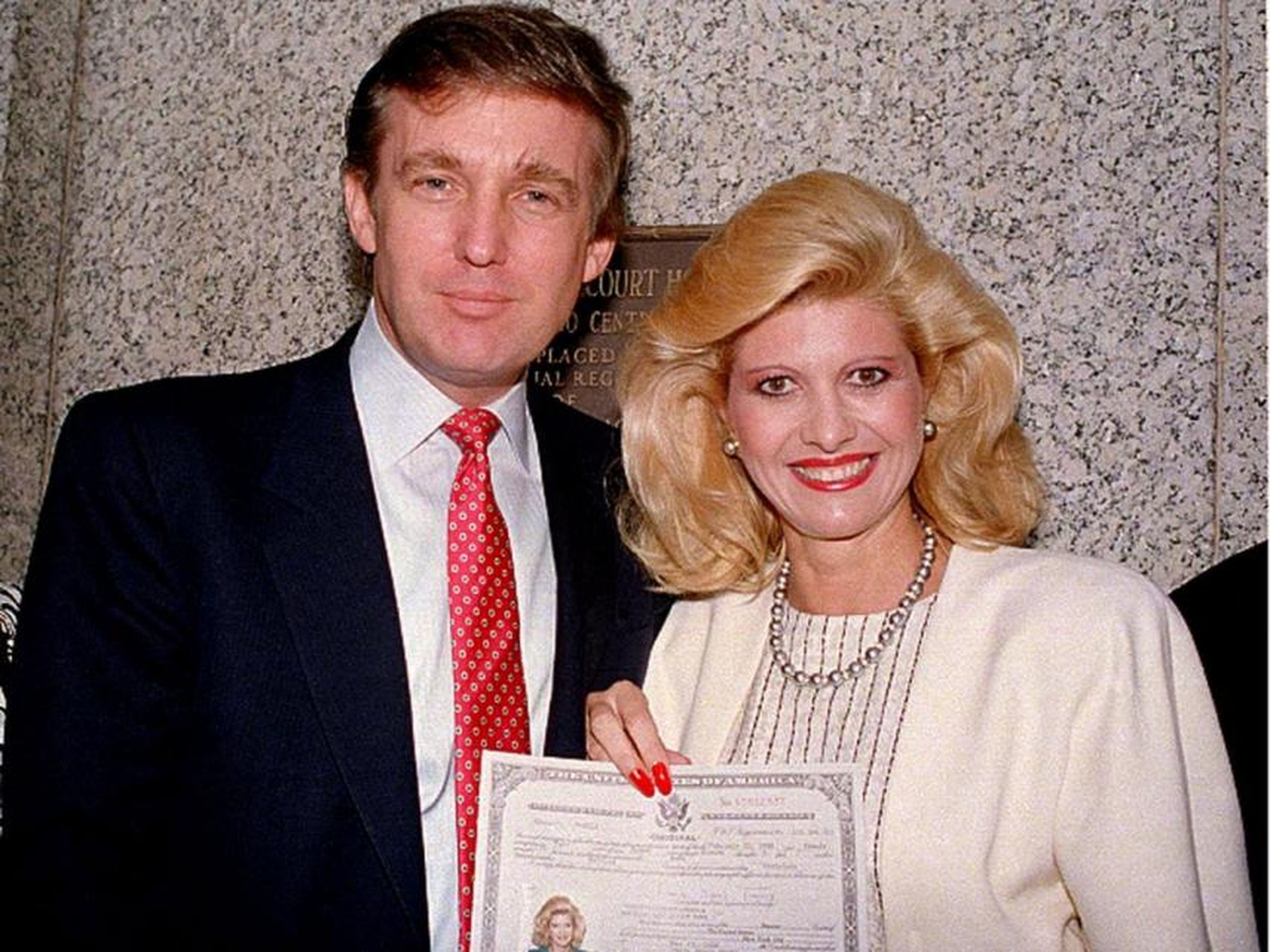 Donald Trump y su ex esposa, Ivana, posan frente al Palacio de Justicia Federal después de que ella jurará como ciudadana de los Estados Unidos en mayo de 1988.