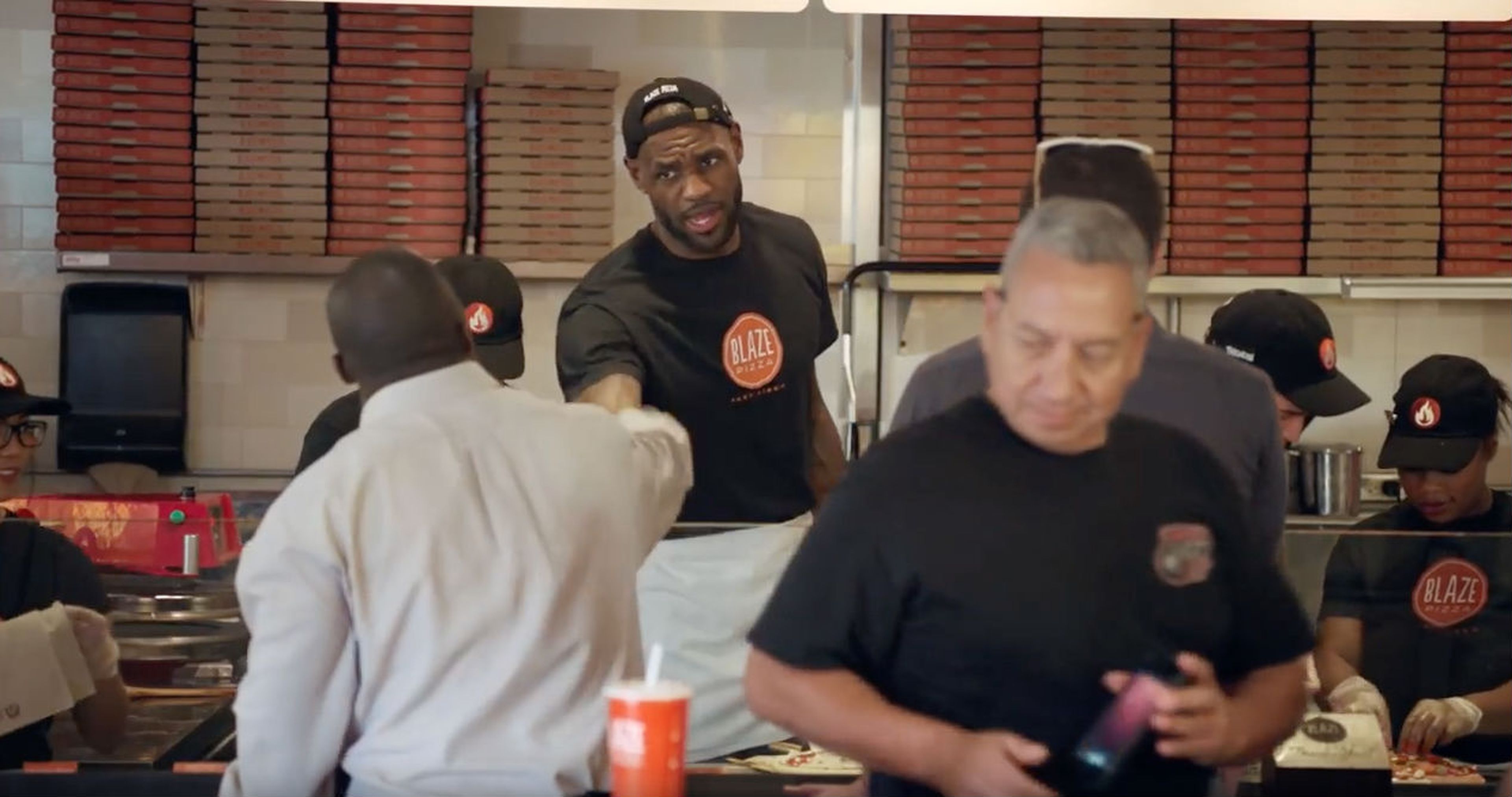 LeBron James, en una de sus tiendas de Blaze Pizza