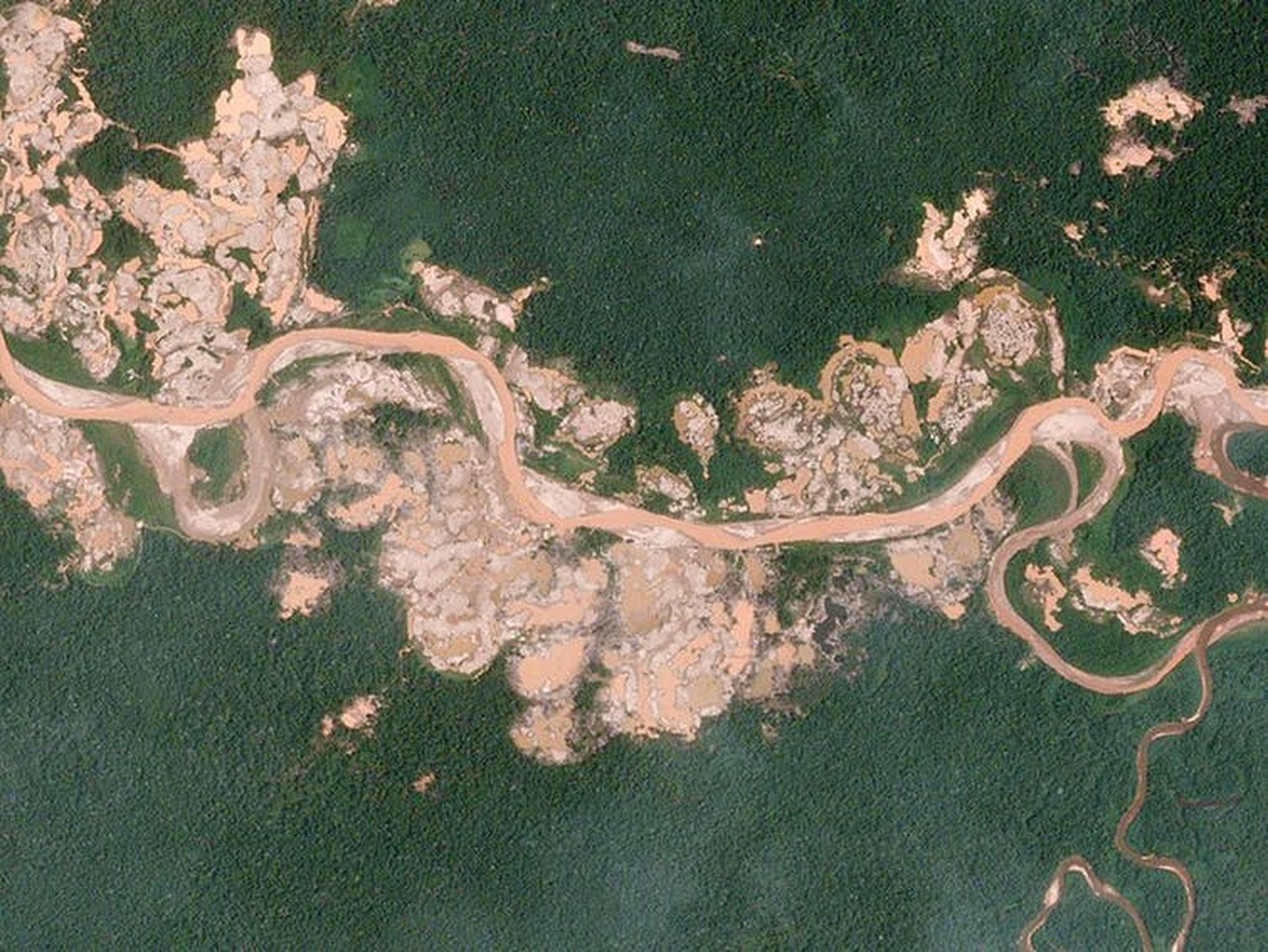 La minería ilegal de oro provoca deforestación en la Amazonía peruana
