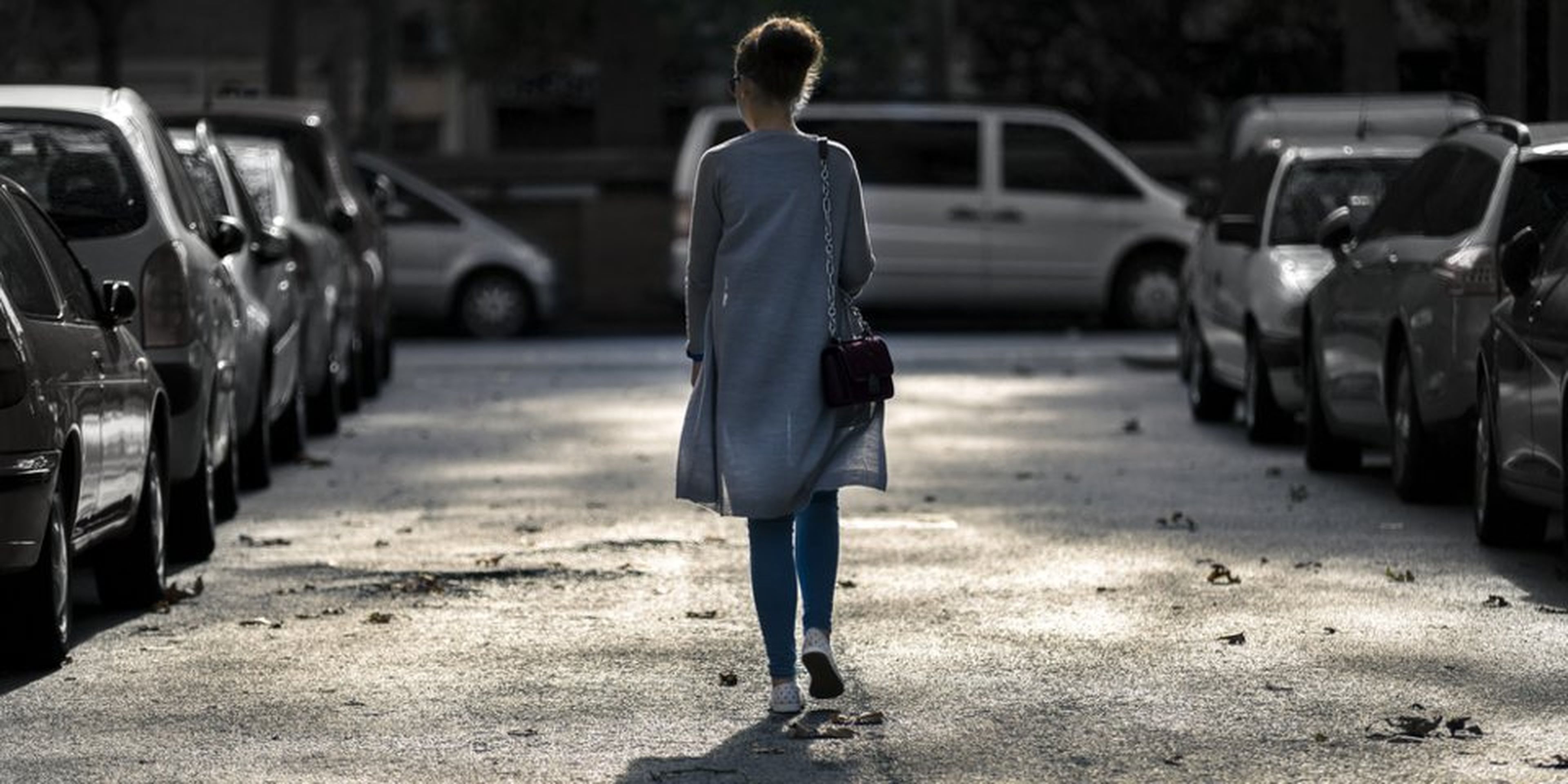 mujer caminando calle