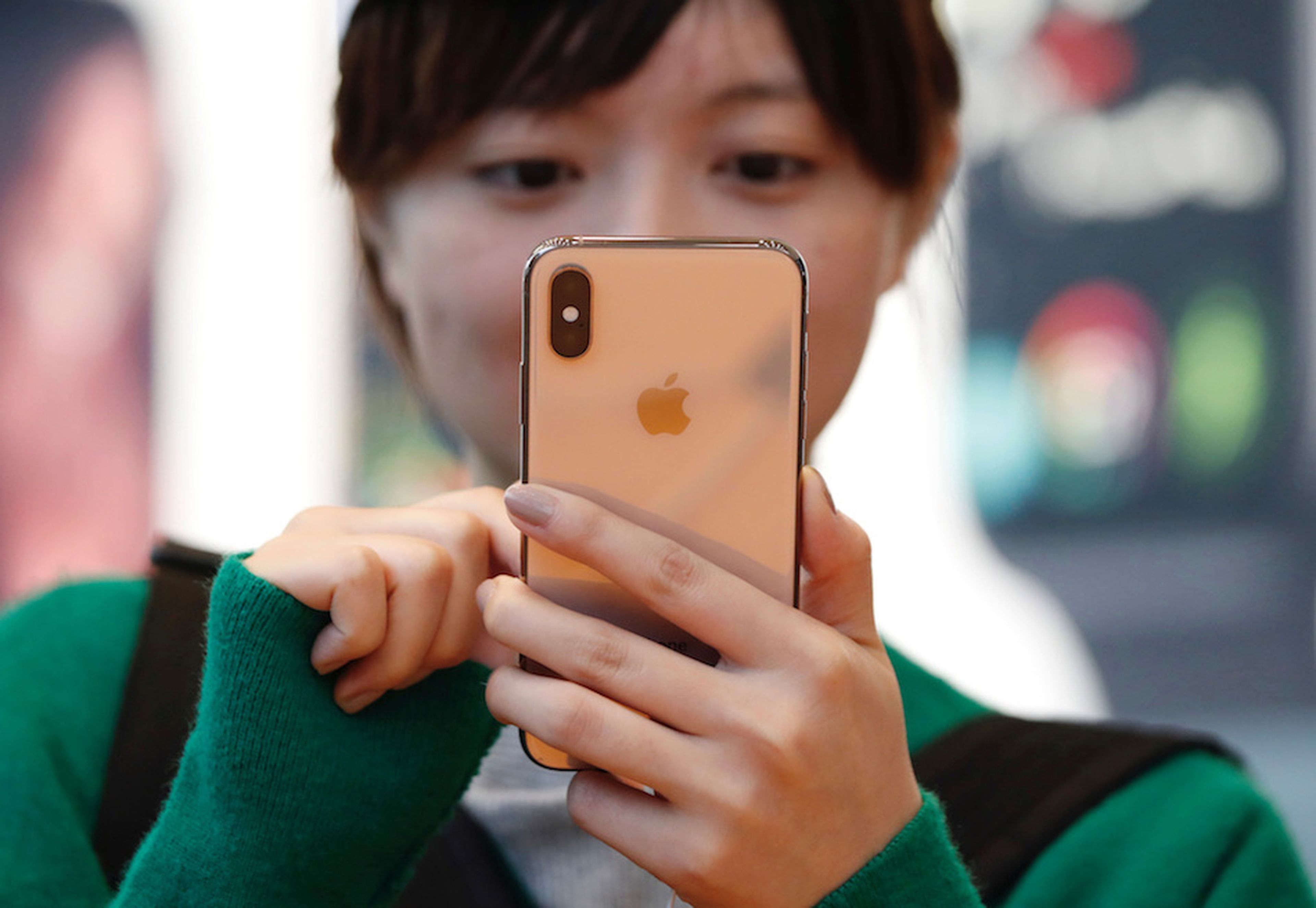 Una mujer con el iPhone Xs en una Apple Store de Tokio