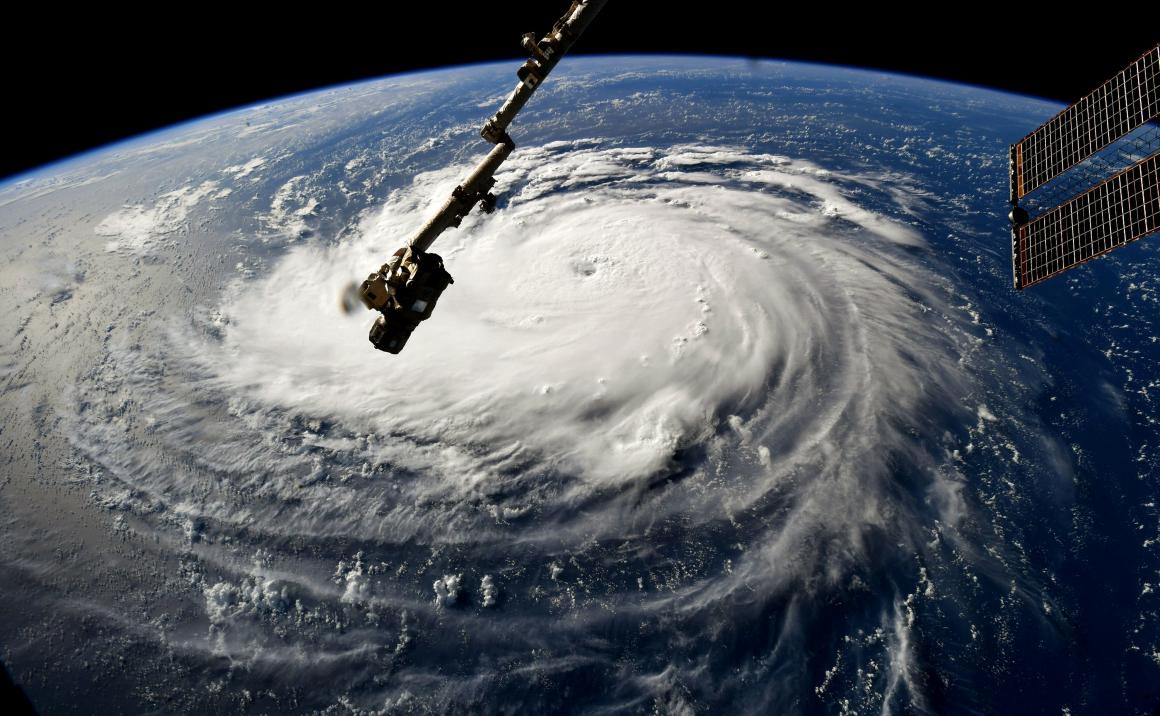 El huracán Florence se puede ver en el Océano Atlántico en esta imagen de la NASA capturada por el astronauta Ricky Arnold en la Estación Espacial Internacional, 10 de septiembre de 2018.