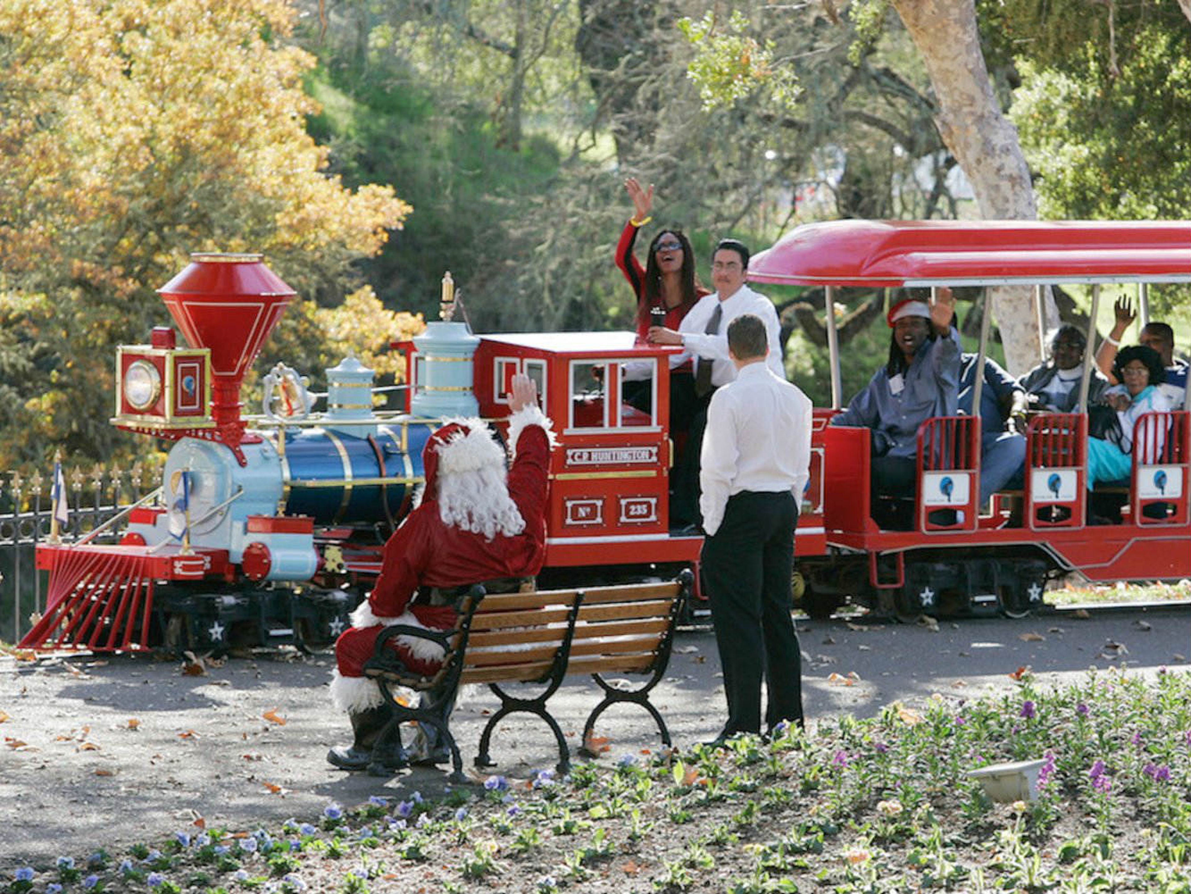 A los niños y adultos les encantaba usar el tren cuando Jackson organizaba fiestas, como esta celebración navideña en 2004