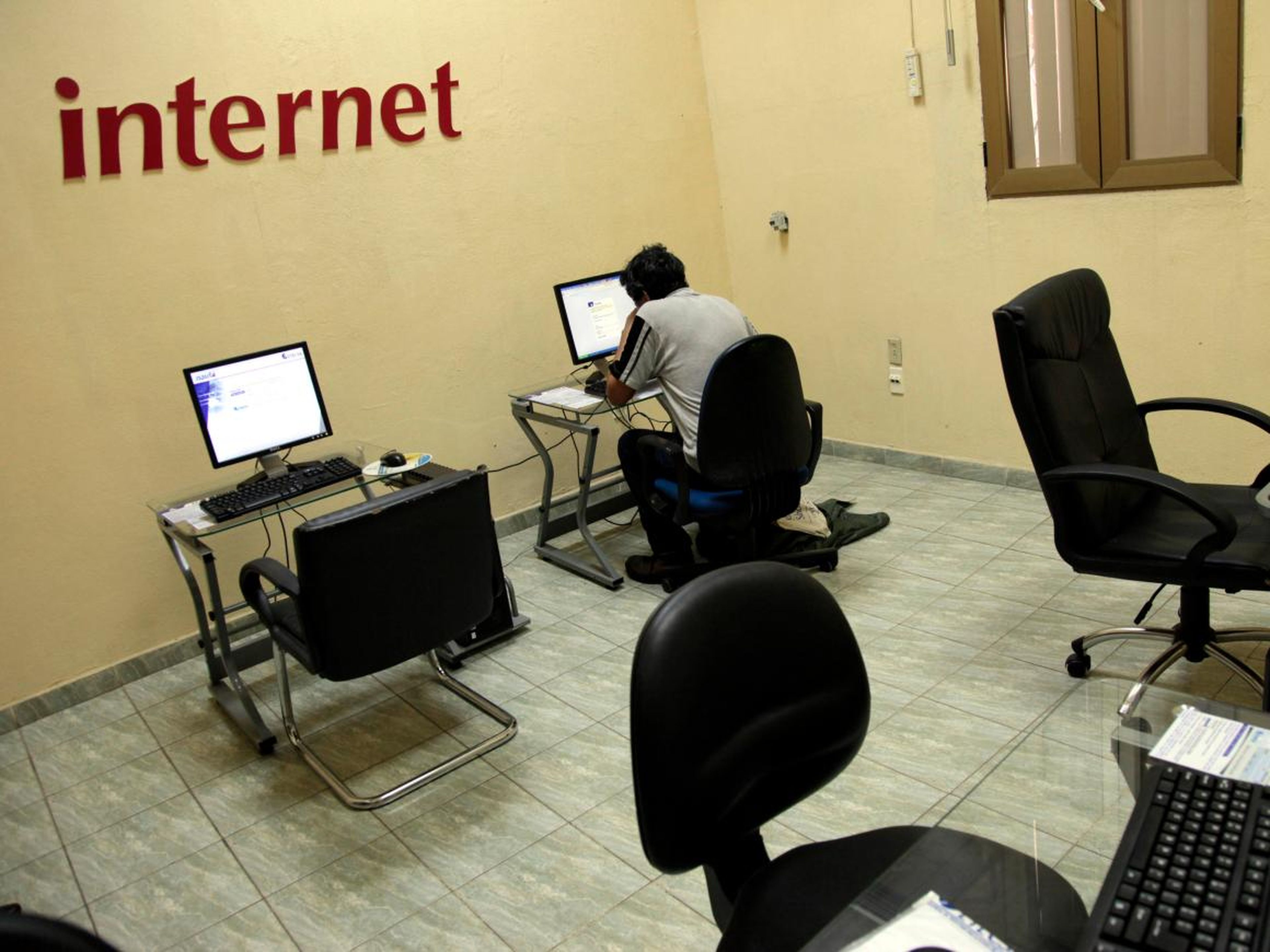 Un usuario de Internet navega por la red en una sucursal de la empresa estatal de telecomunicaciones, ETECSA, en La Habana, el 4 de junio de 2013.