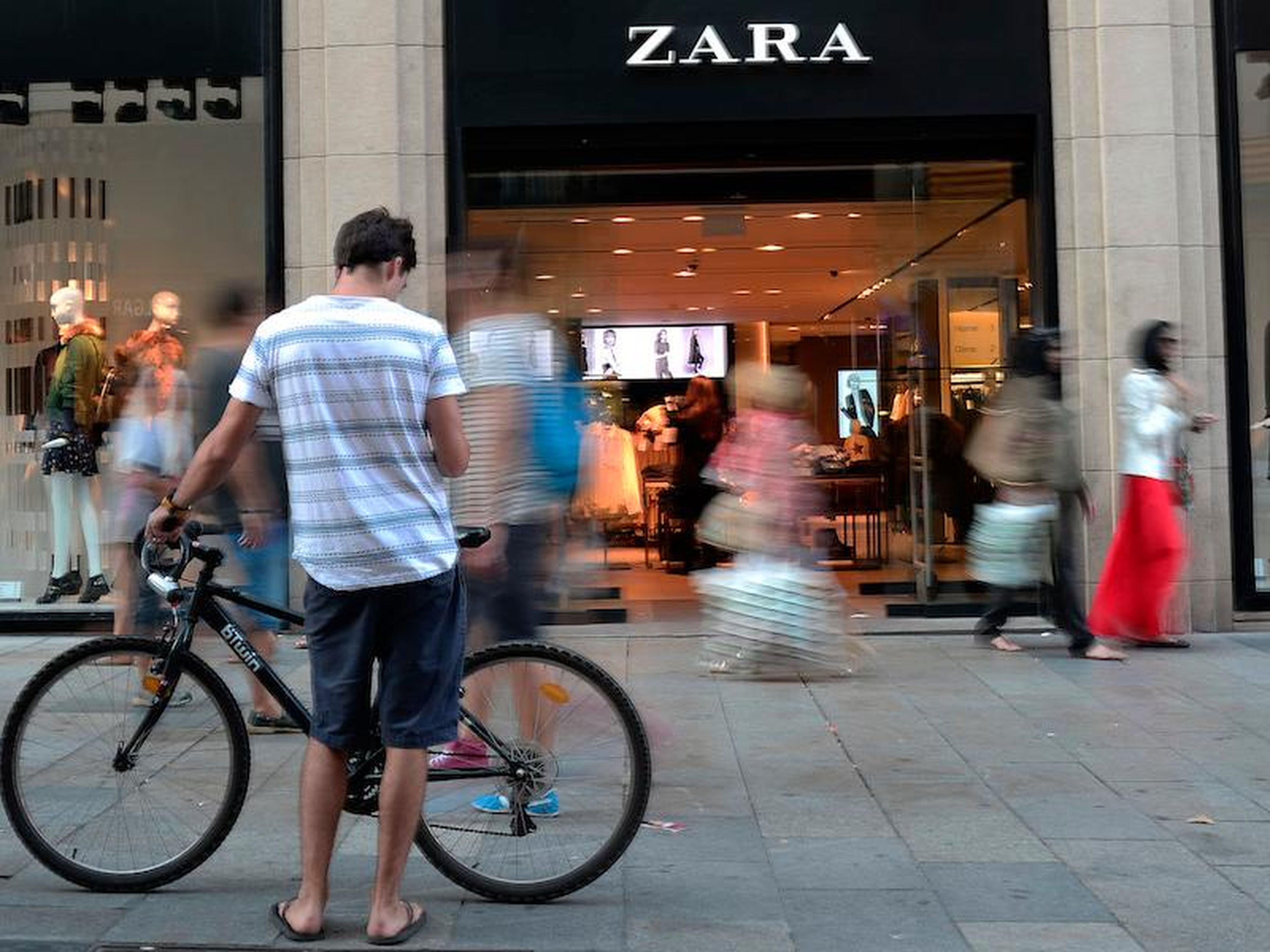 Over the course of two decades, the brand expanded dramatically, opening stores across Spain and in different countries around the world. In 1985, Ortega incorporated the chain into a holding company called Inditex.