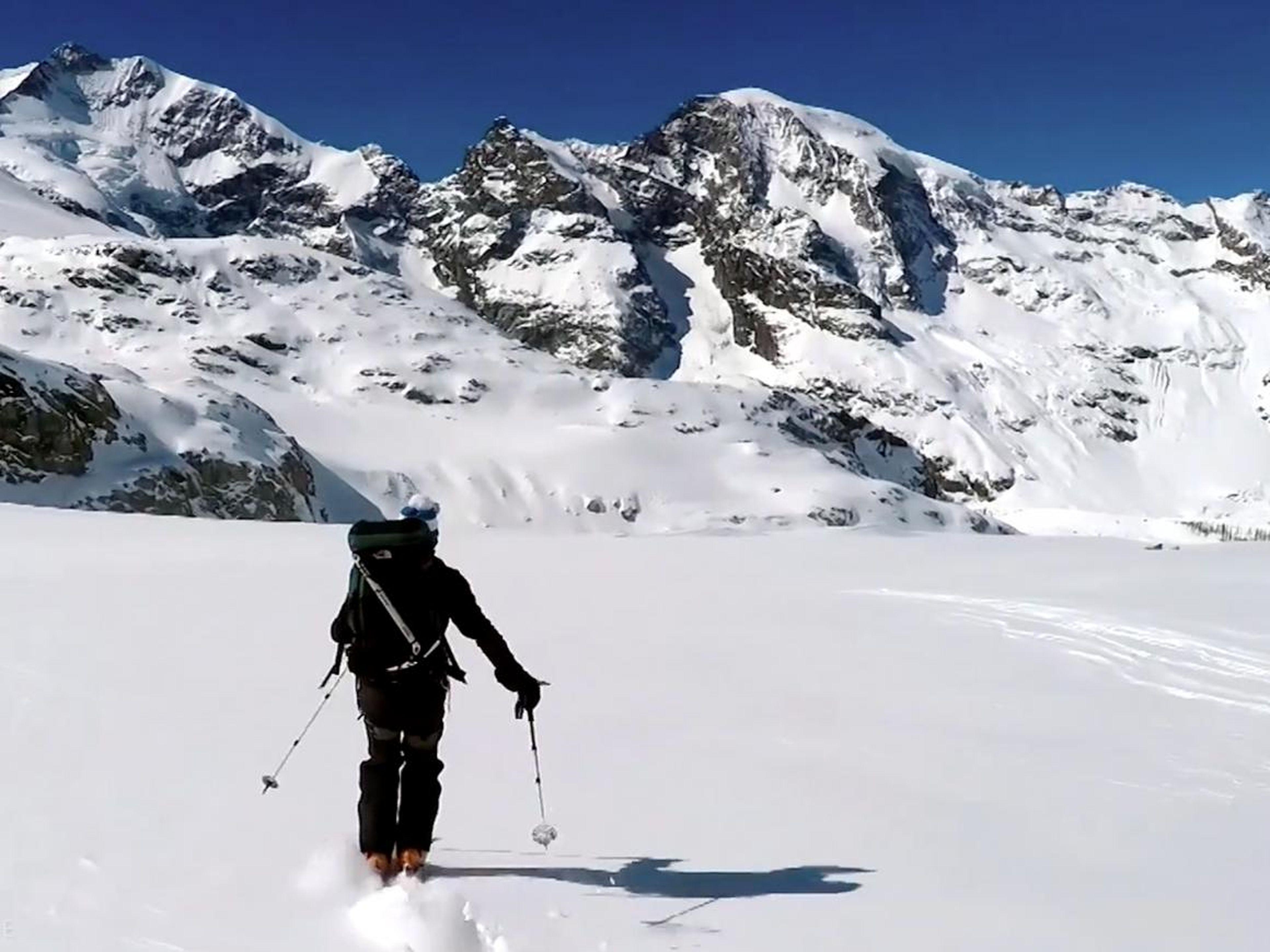 Los propietarios pueden esquiar dentro y fuera a través de un ascensor privado para acceder a las laderas empolvadas de los Alpes suizos