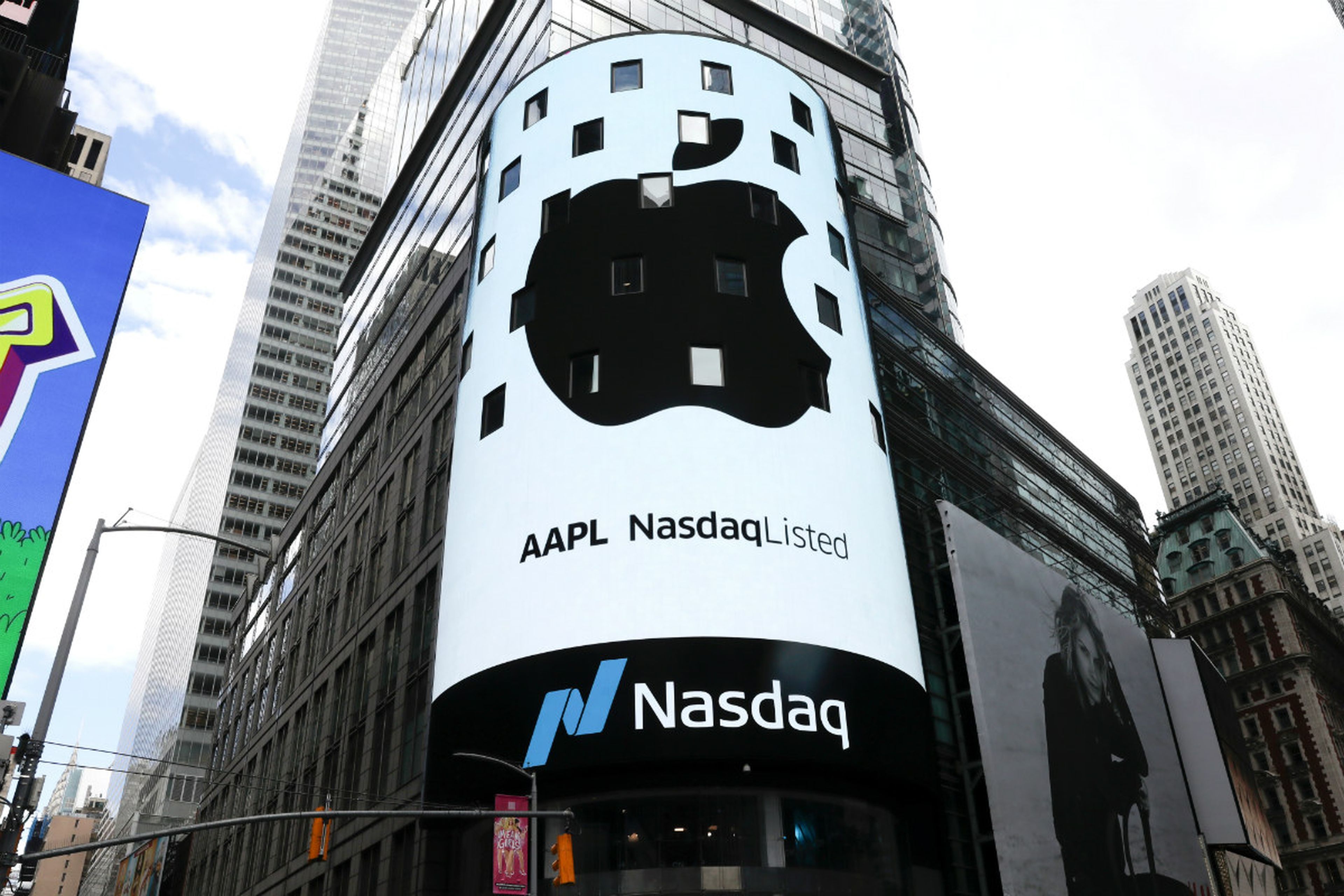 Una pantalla muestra el logo de Apple en el edificio del Nasdaq