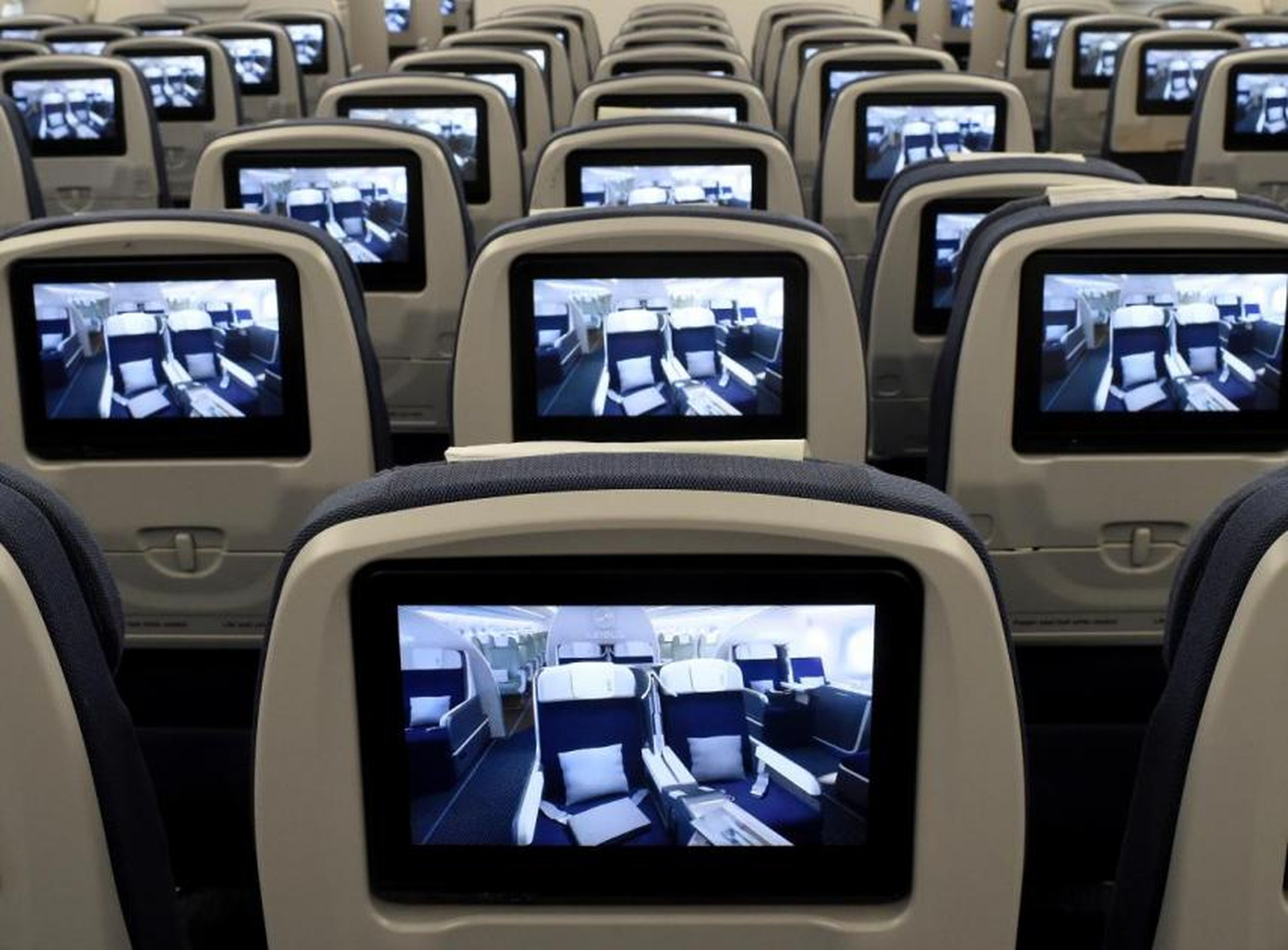Pantallas de televisión instaladas a bordo de un avión Airbus A350 XWB en pruebas de vuelo.