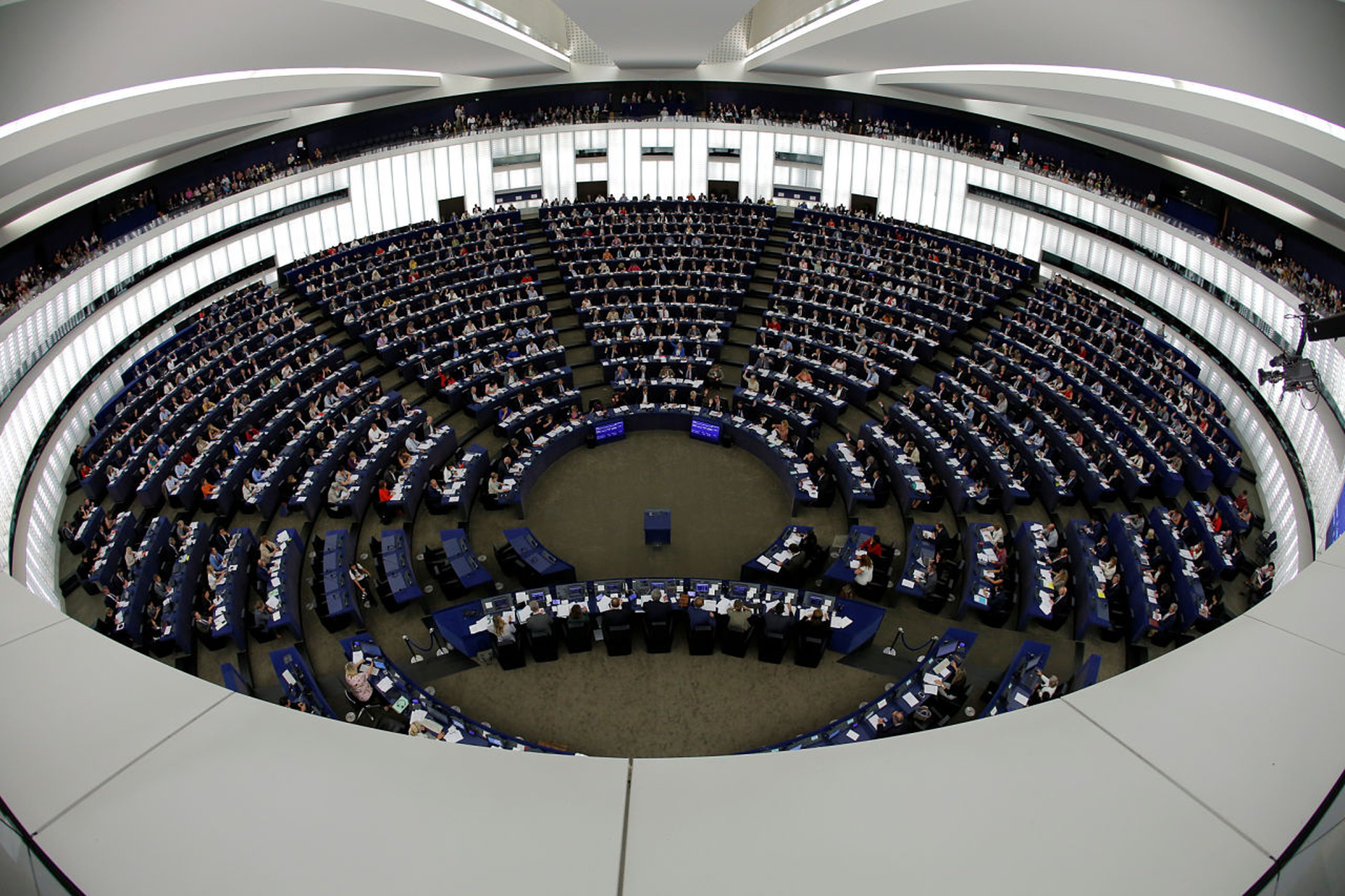 Los parlamentarios europeos votan en una sesión de la Eurocámara en Estrasburgo