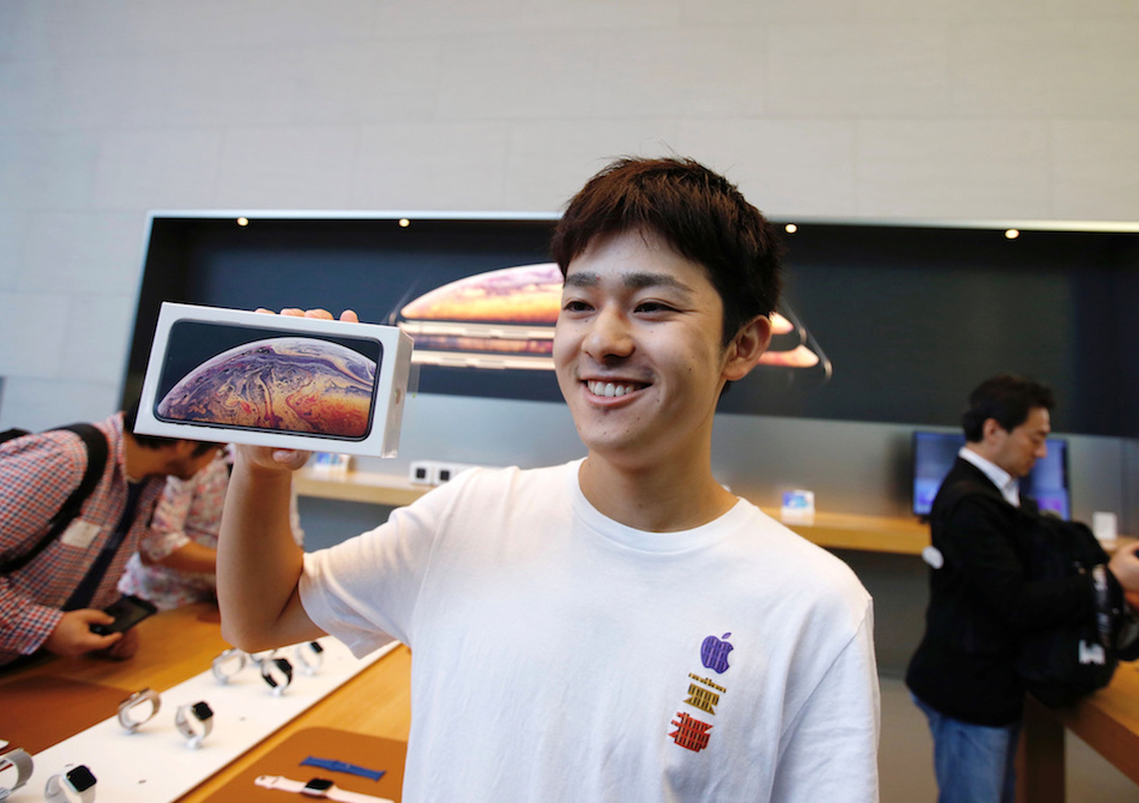 El primer comprador del iPhone Xs en la Apple Store de Tokio, Japón