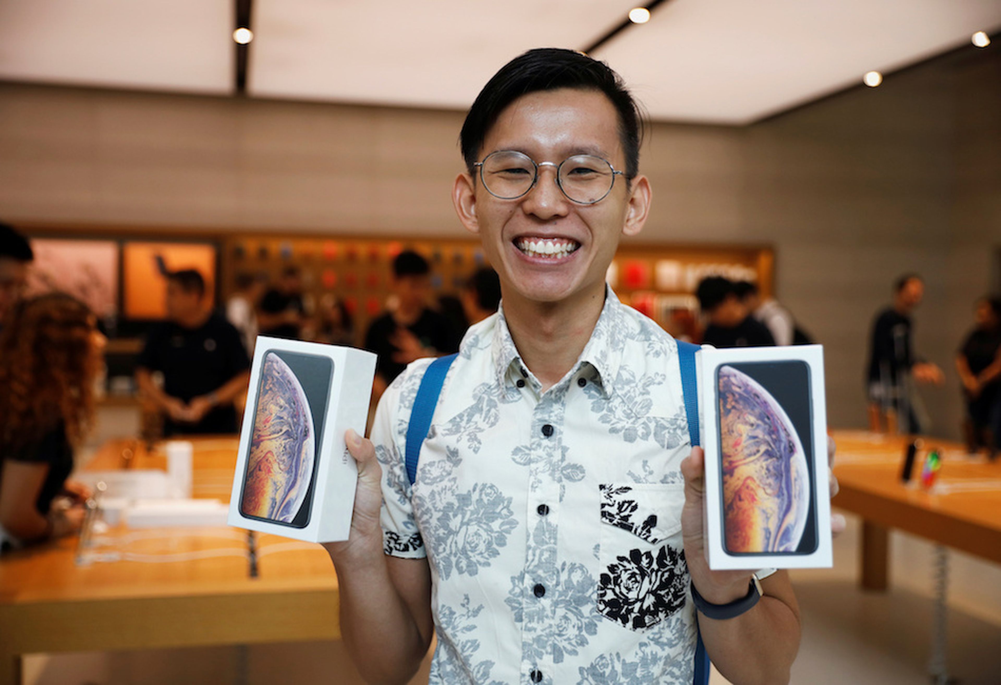 Uno de los primeros clientes en comprar el iPhone XS en la Apple Store de Singapur