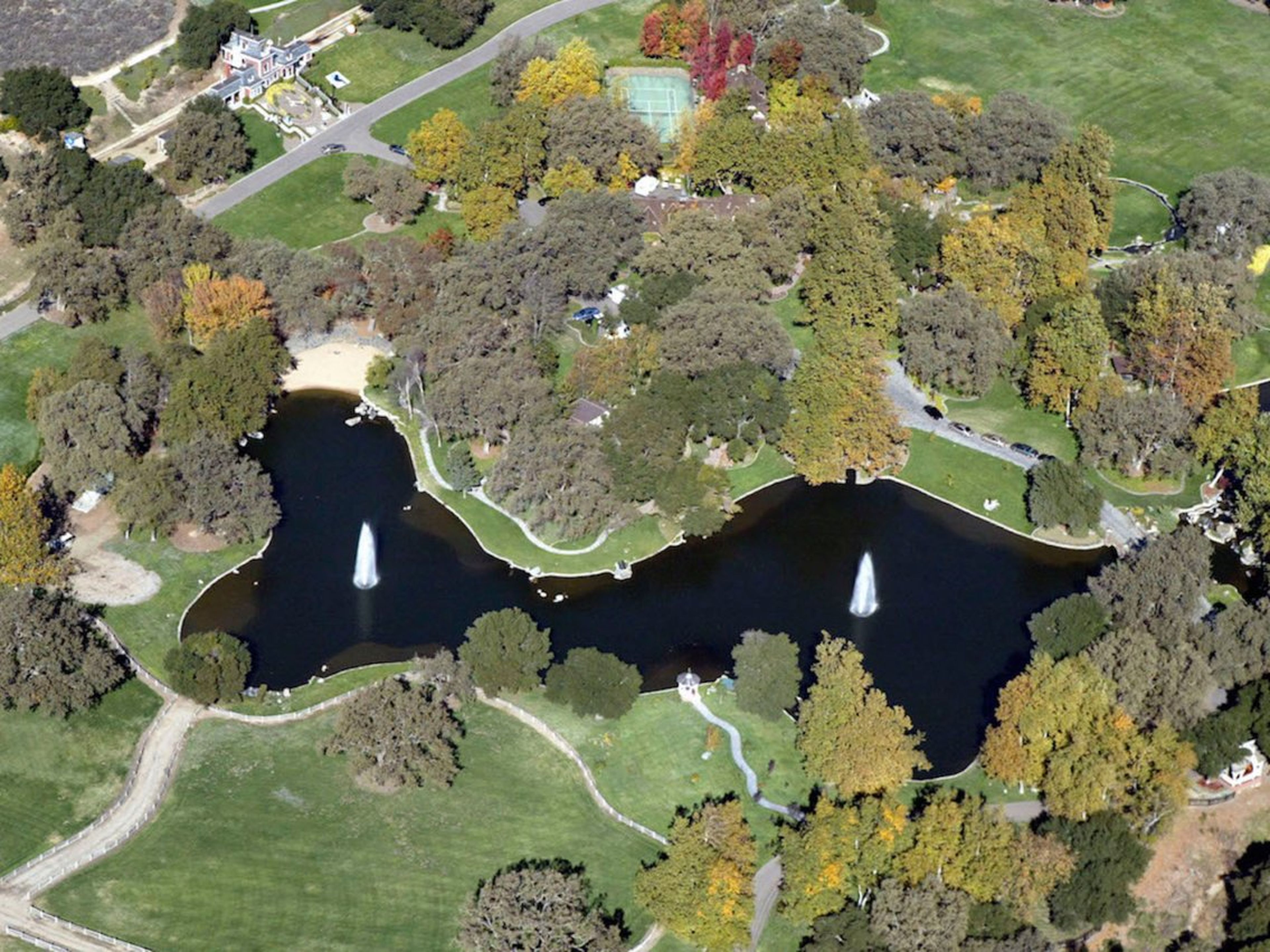 La propiedad cuenta con un lago de cuatro acres con dos fuentes, cisnes, paradas de botes y una playa privada