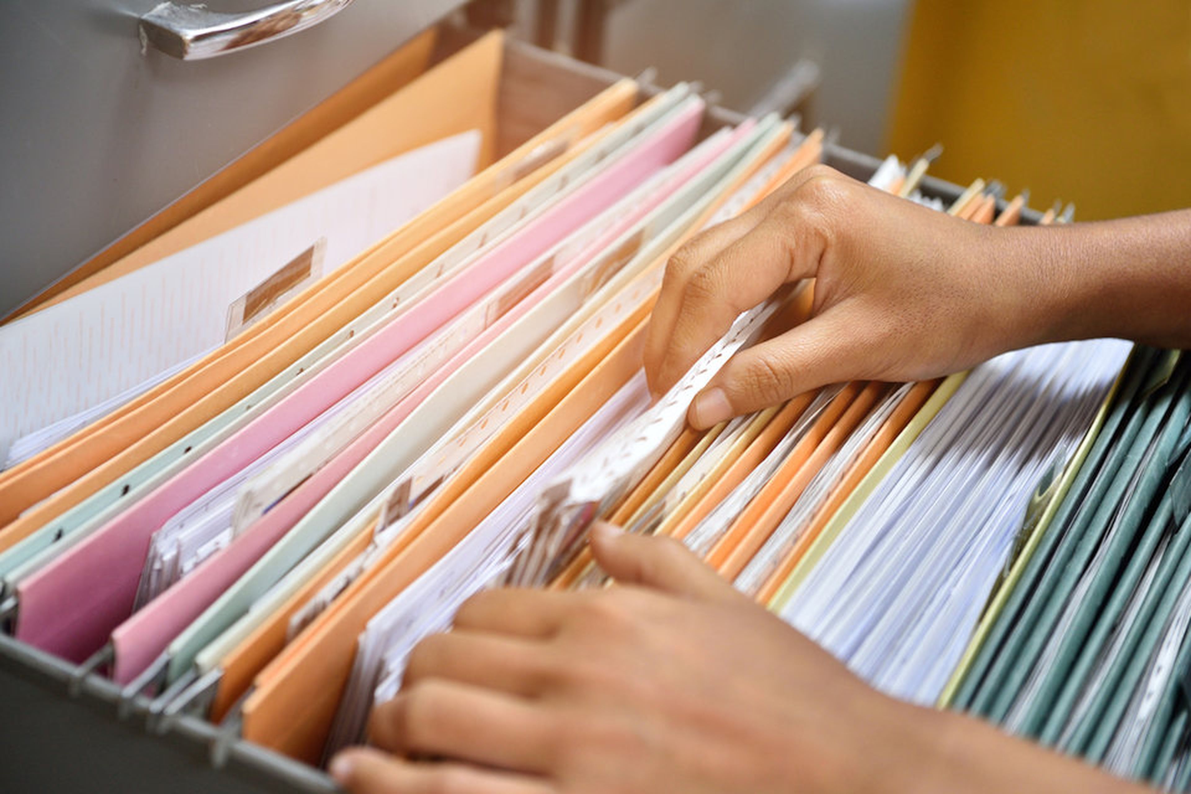 Un archivador ayuda a conservar documentos importantes