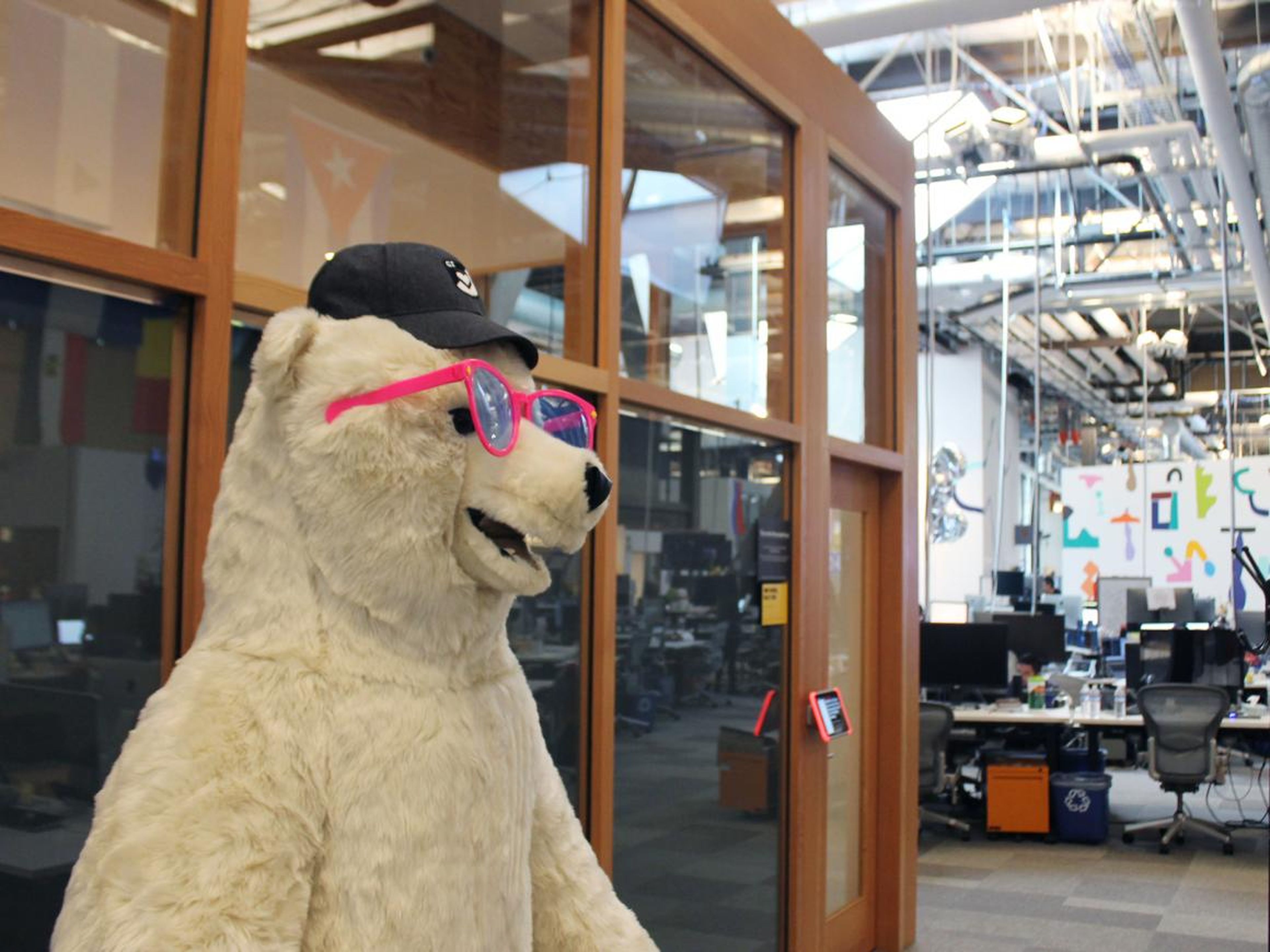 Este es Needy, la mascota oso polar del equipo de desarrollo de Facebook, a petición de uno de los ingenieros, ya que es su "animal favorito".
