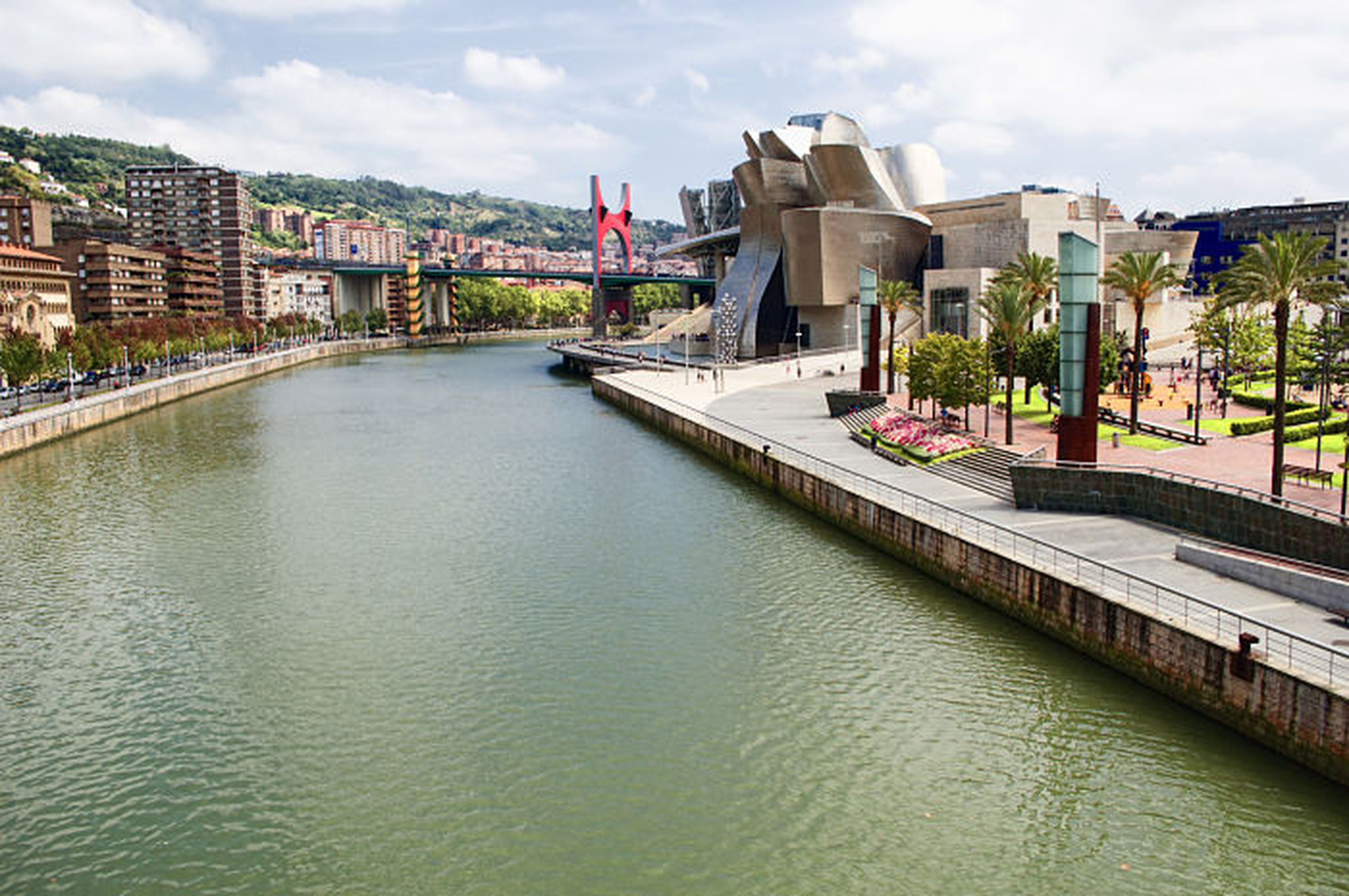 El río Nervión atraviesa el centro de Bilbao