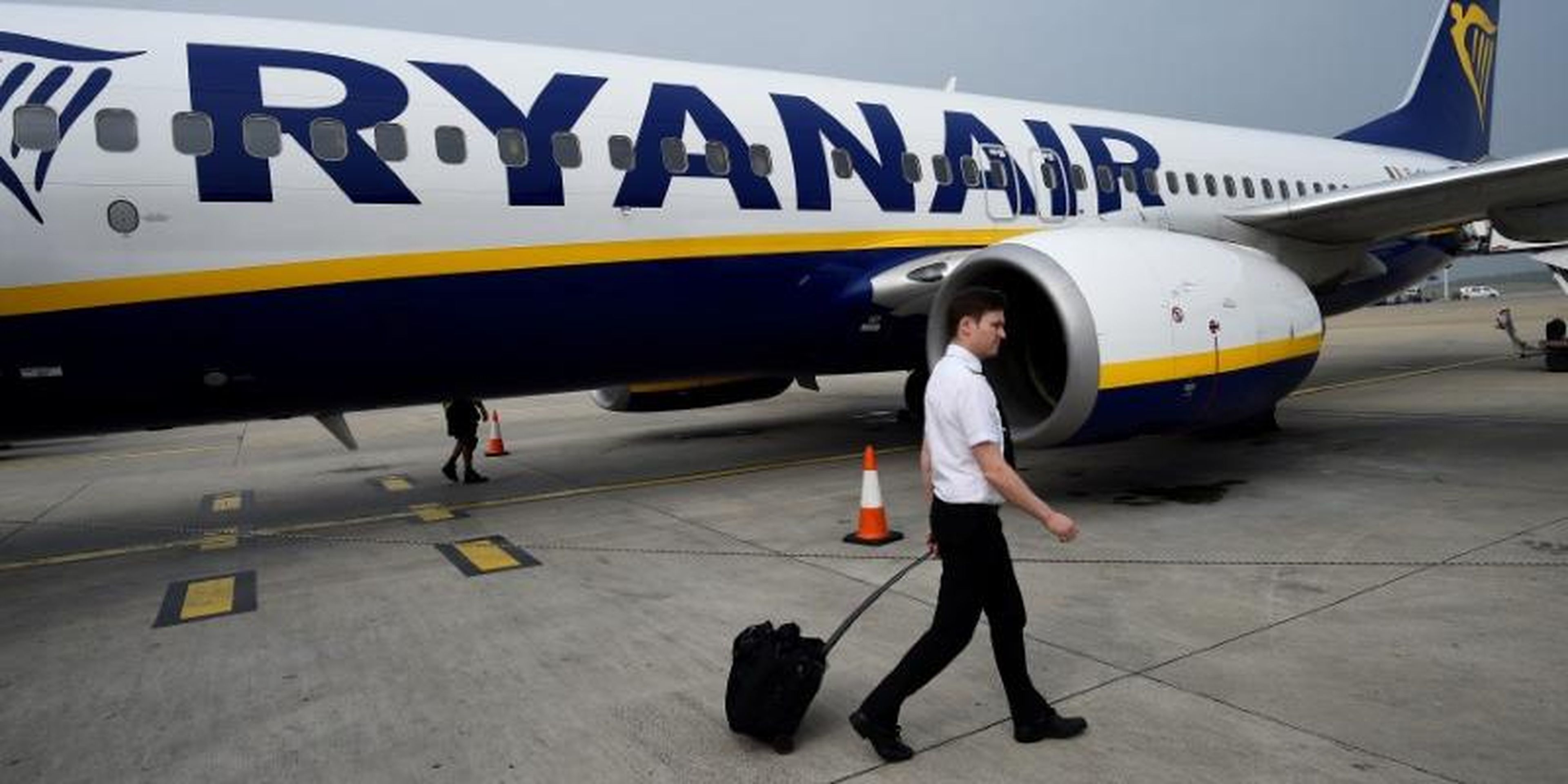 Ryanair is making its customers pay an extra fee for their carry-on baggage. Italy's competition watchdog is investigating the budget airline.