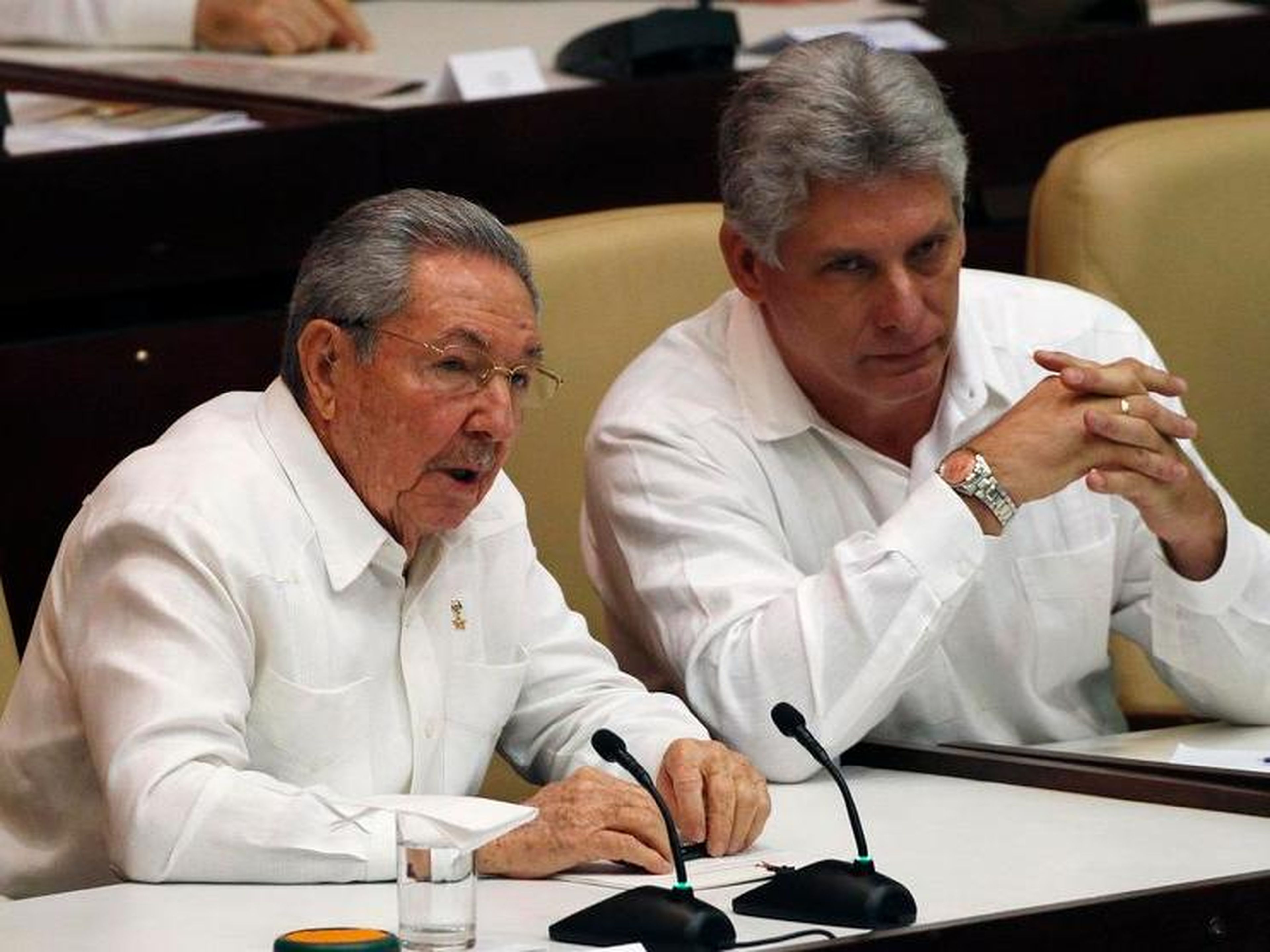 El presidente cubano Castro habla con su primer vicepresidente Díaz Canel durante una sesión de la Asamblea Nacional en La Habana