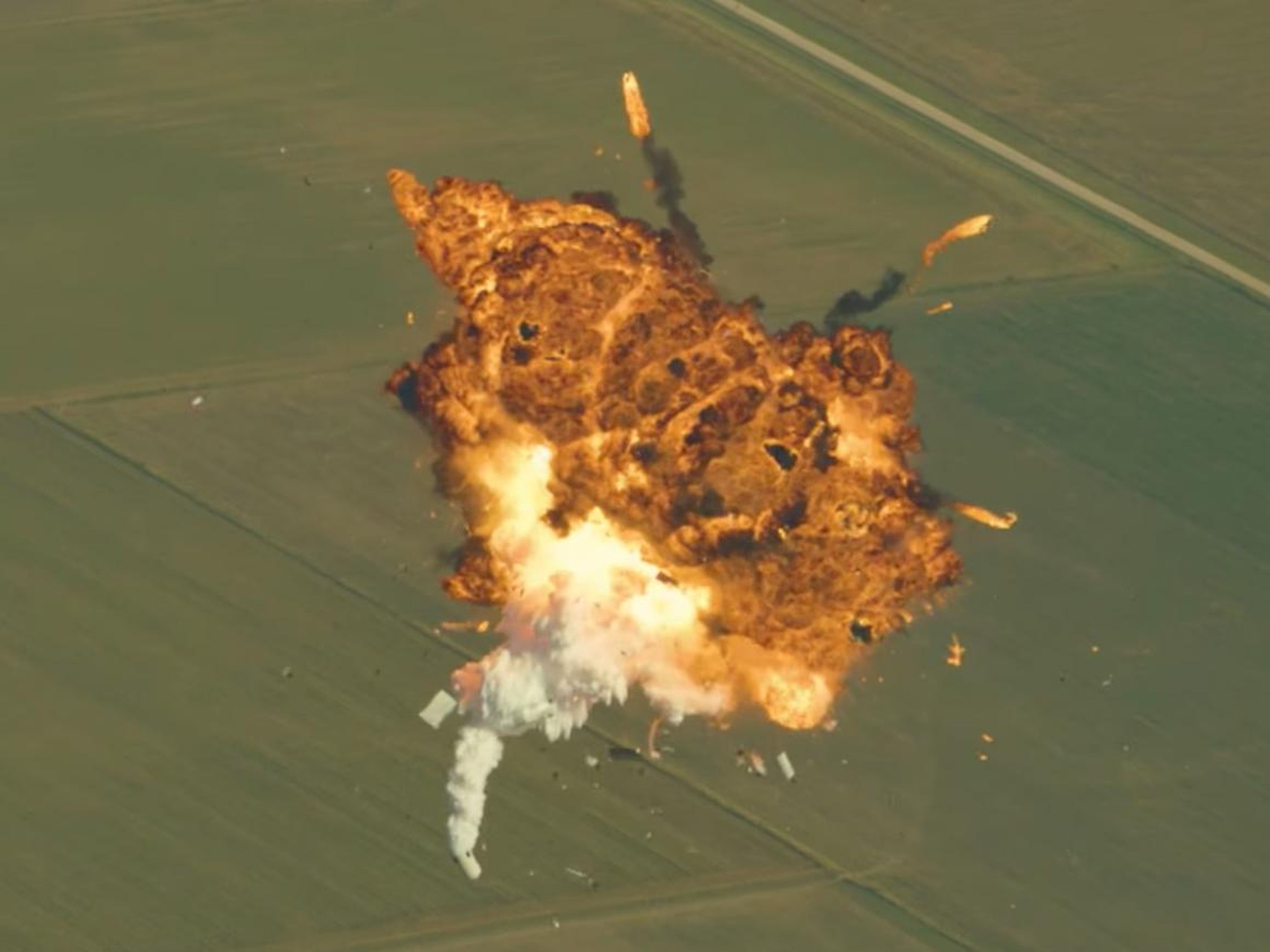 Un cohete SpaceX Grasshopper explota en el aire en agosto de 2014 después de una falla del sensor del motor.