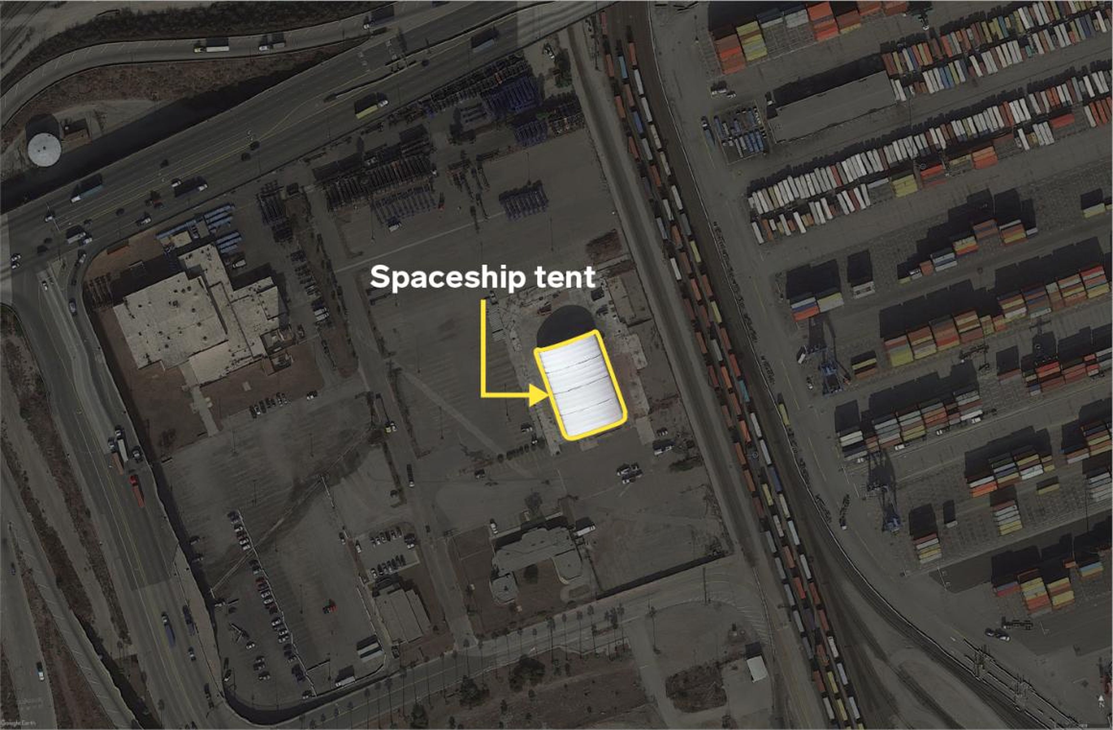 SpaceX parece estar construyendo un prototipo de nave espacial a Marte dentro de una carpa de más de 18.000 metros cuadrados en el Puerto de Los Ángeles.