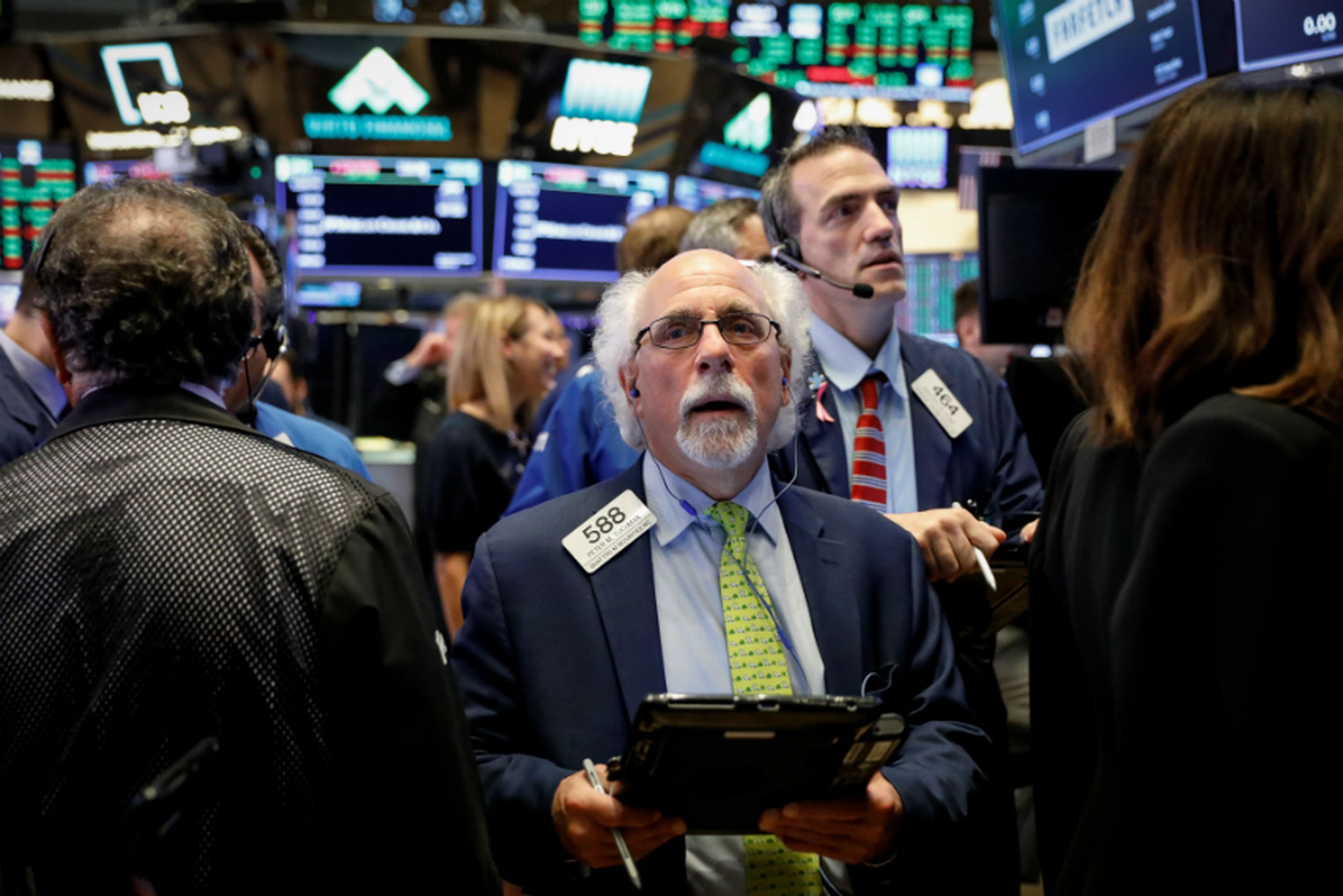 Trader atento a las pantallas de Wall Street