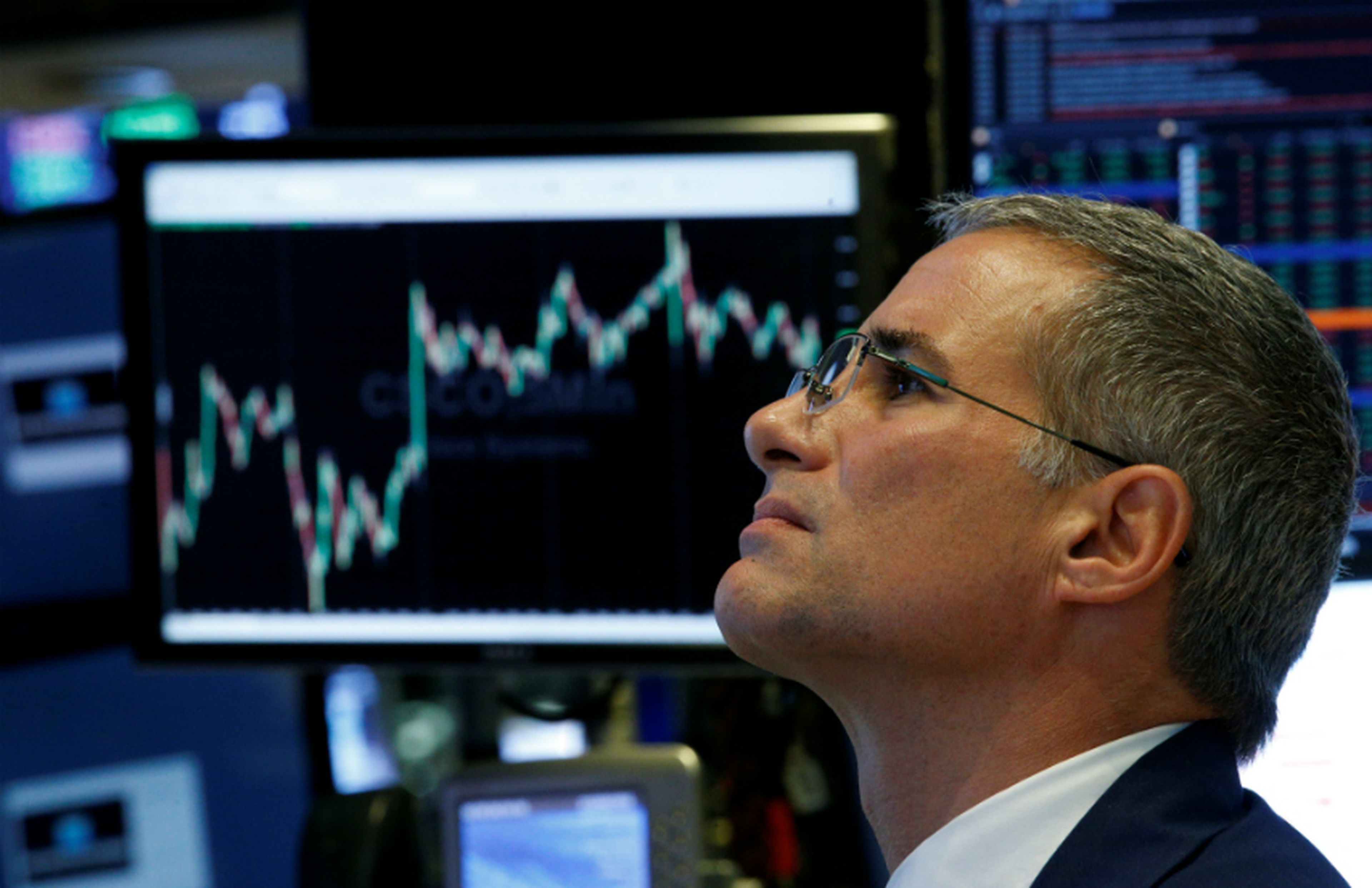 Trader observa una pantalla en Wall Street