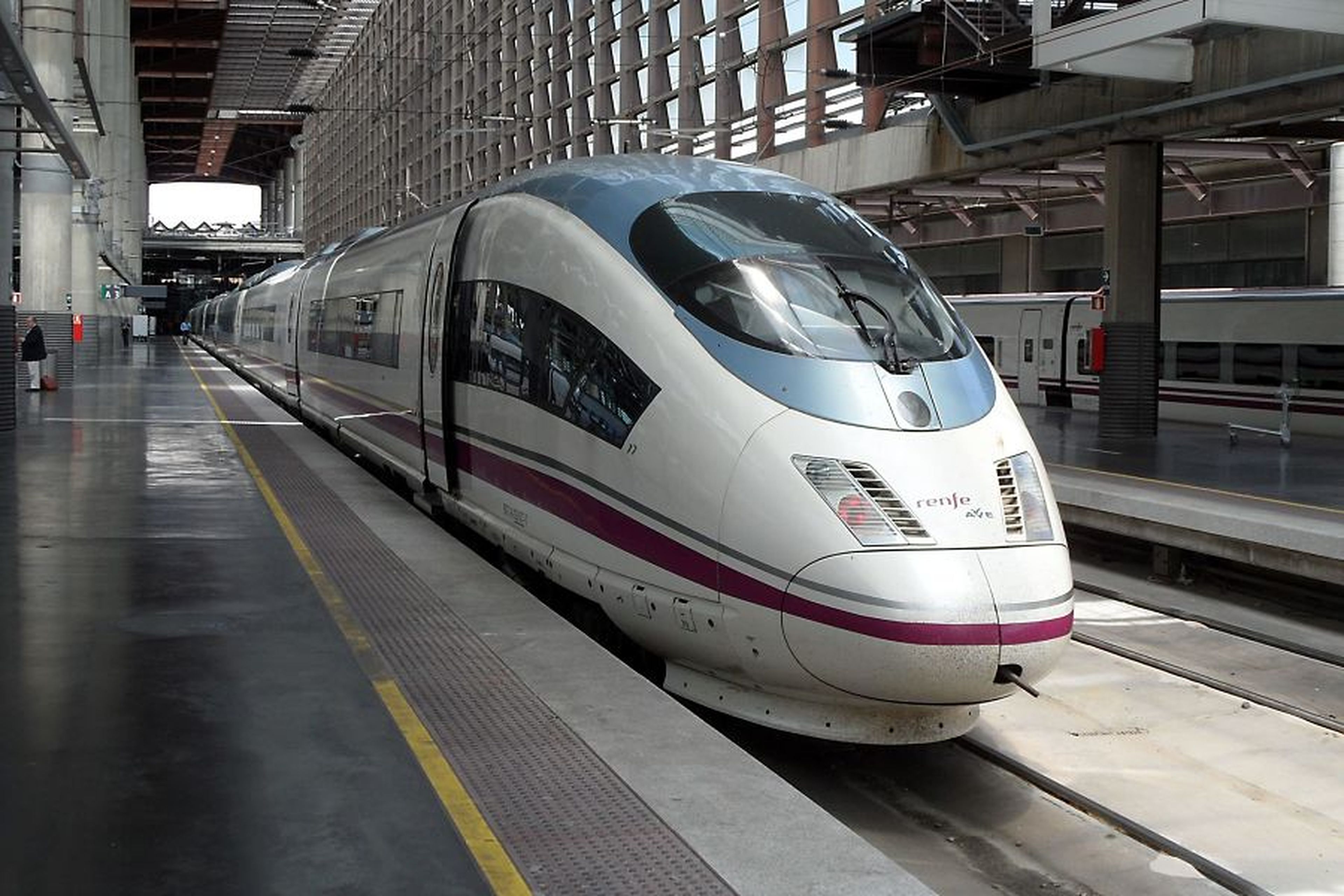 El tren AVE que hace el recorrido entre Madrid y Barcelona, estacionado en Atocha