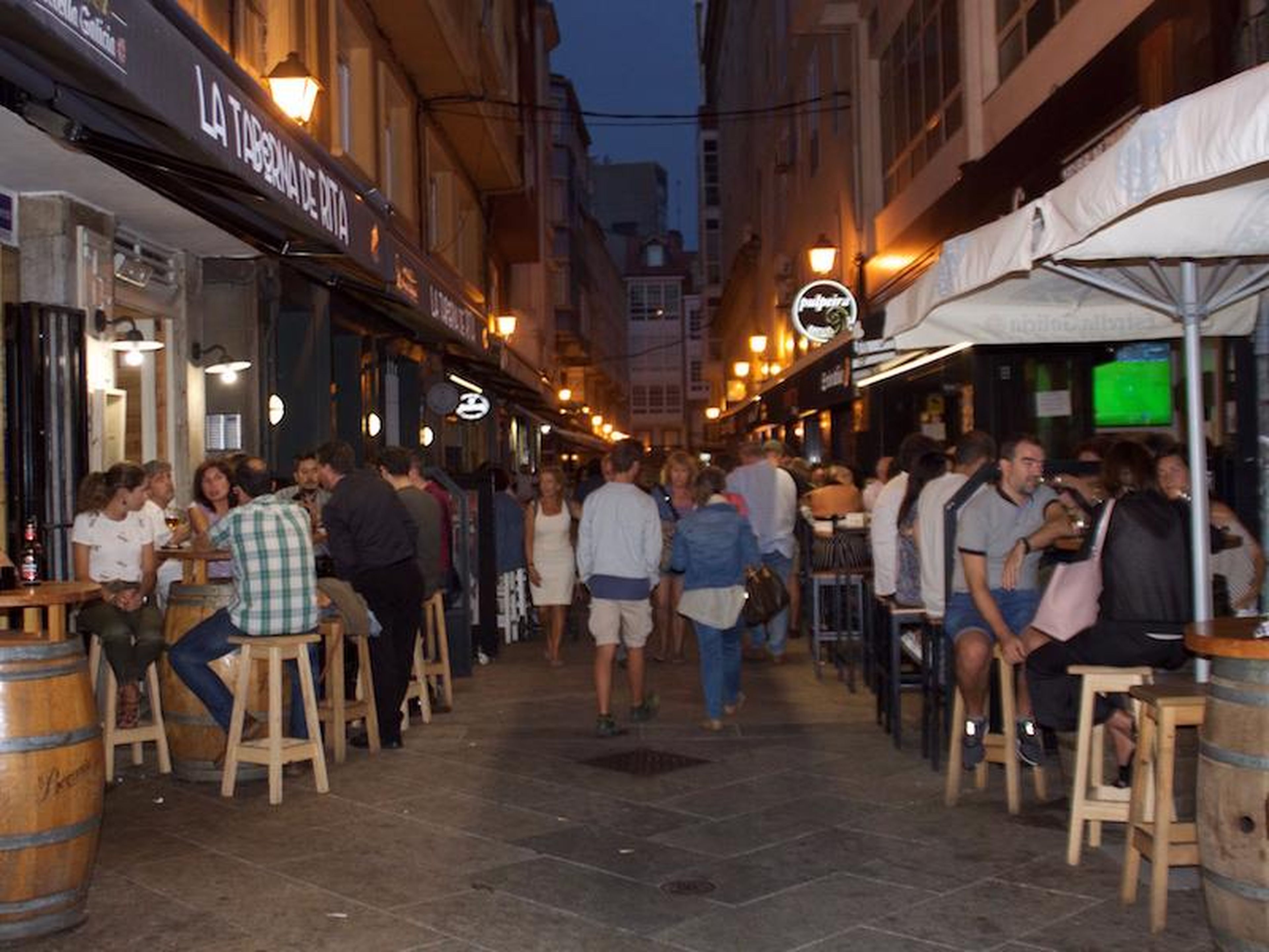 When we explored Calle de Estrella on a Monday evening, the restaurants were brimming with people.