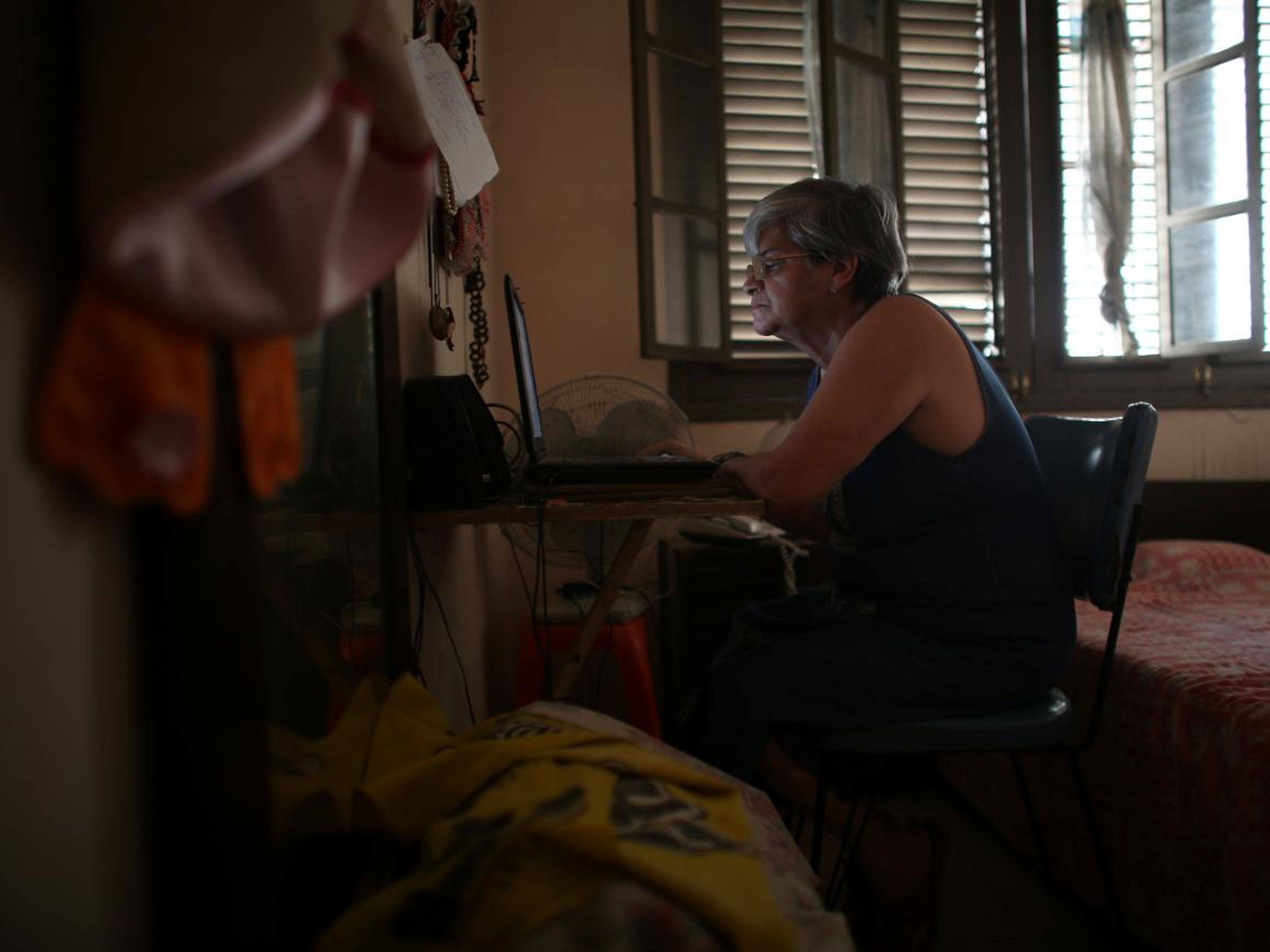 La maestra jubilada Margarita Márquez, de 67 años, utiliza Internet después de haber sido instalado recientemente en su casa en la Habana Vieja, Cuba, el 29 de diciembre de 2016.