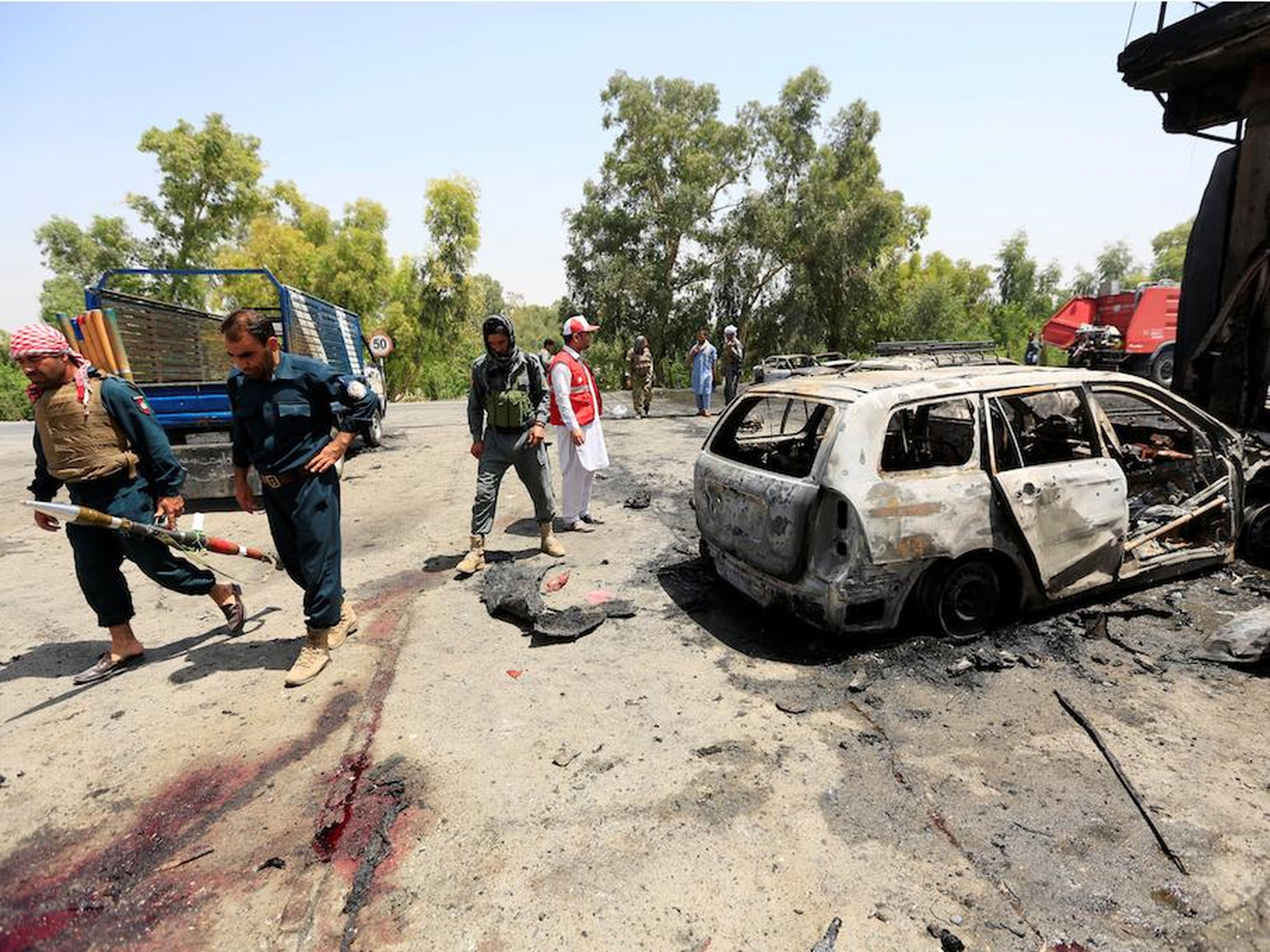 Policías afganos inspeccionan el sitio de un ataque suicida en la ciudad de Jalalabad en julio de 2018.