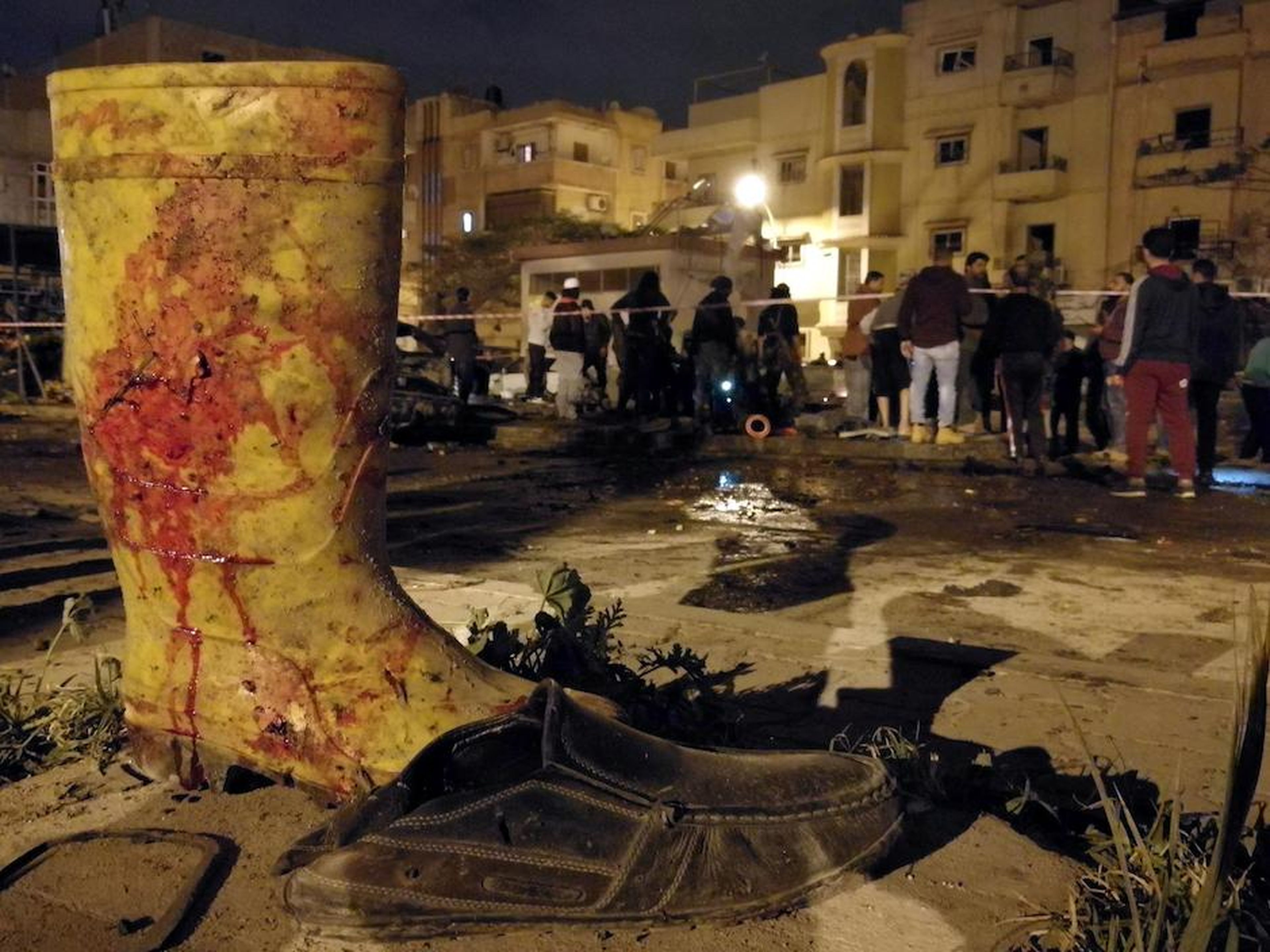 Una bota manchada de sangre en el lugar en el que explotaron dos coches bomba en Benghazi, Libia, en enero de 2018.